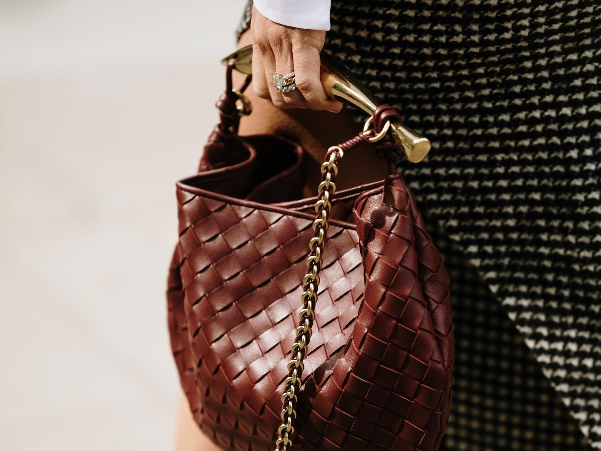 Frau mit geflochtener Handtasche Frau mit geflochtener Handtasche