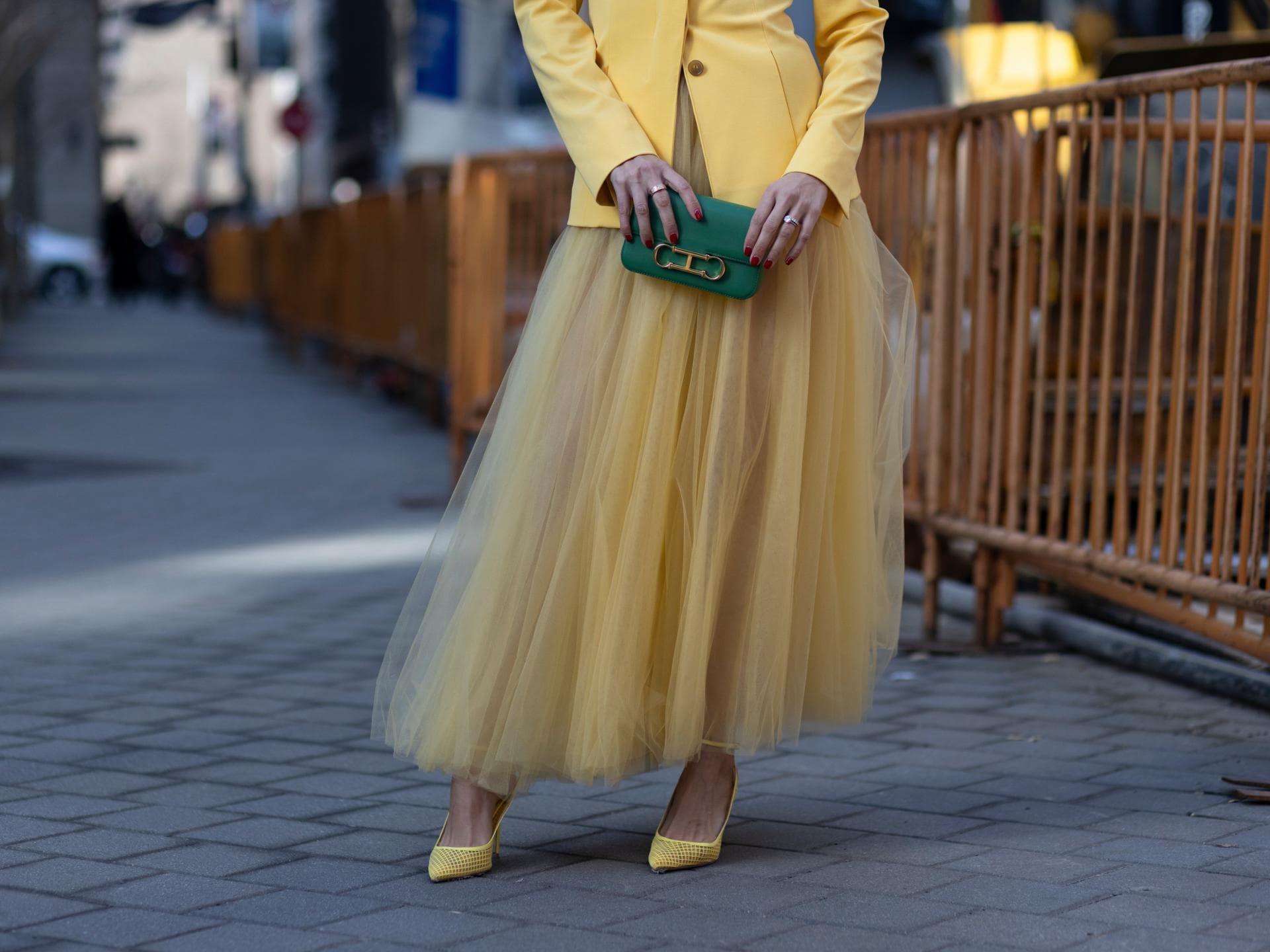 Diese Kleidungsstücke sollten Frauen ab 40 nicht mehr tragen Frau in gelbem Look