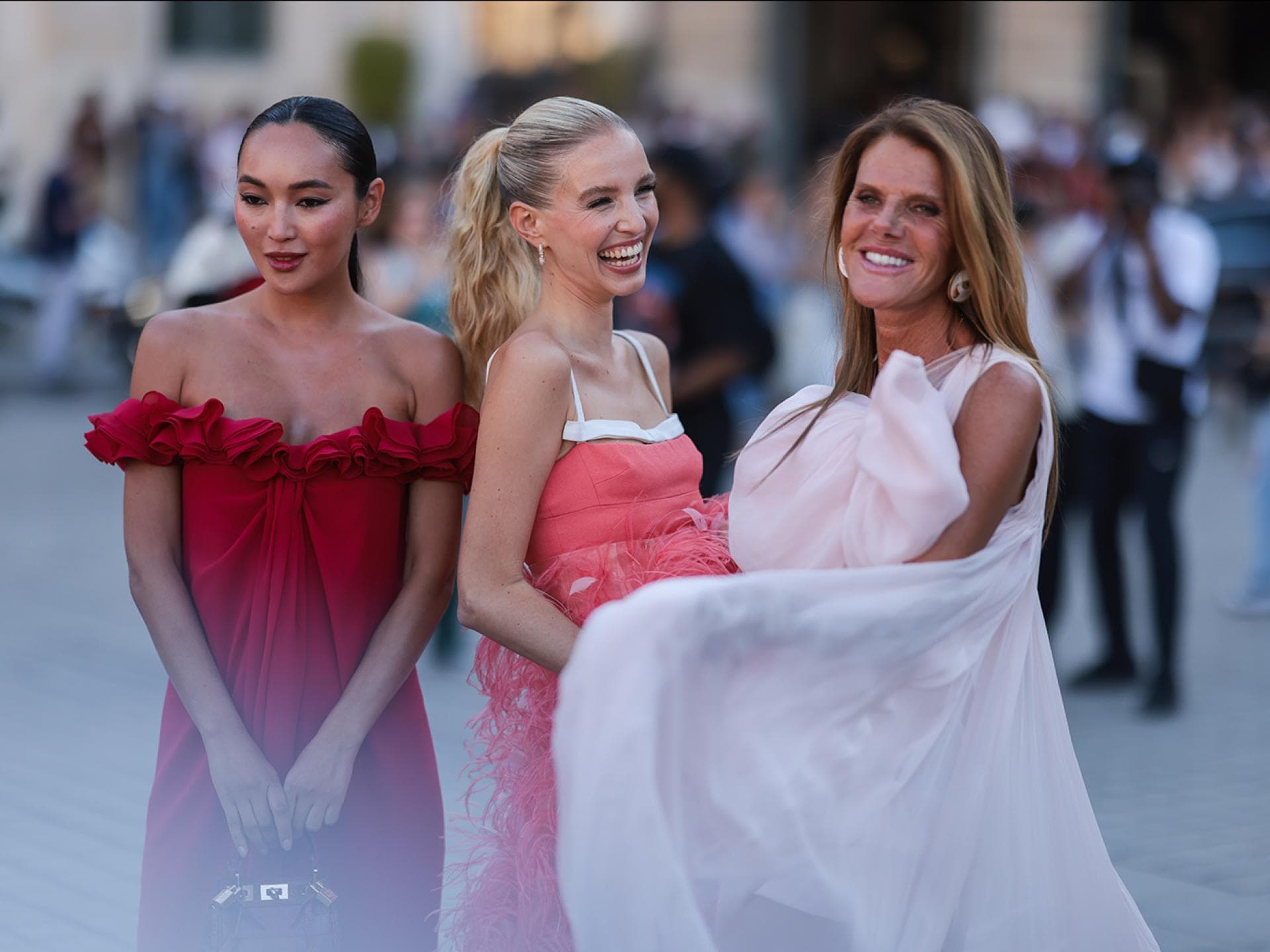 3 romantische Kleider, die du als Hochzeitsgast rauf und runter tragen kannst Korlan Madi, Leonie Hanne und Anna Dello Russo in schönen Kleidern