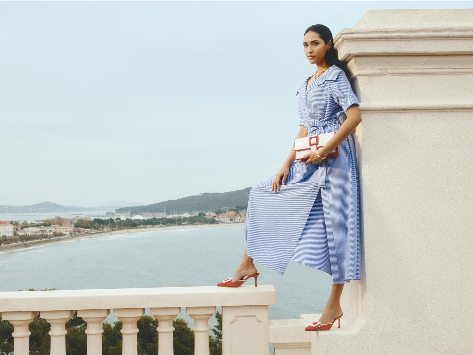 Mytheresa-Einkäuferin Tiffany Hsu im Interview: "Rot verleiht jedem Outfit einen unerwarteten Touch" Manolo Blahnik x Mytheresa