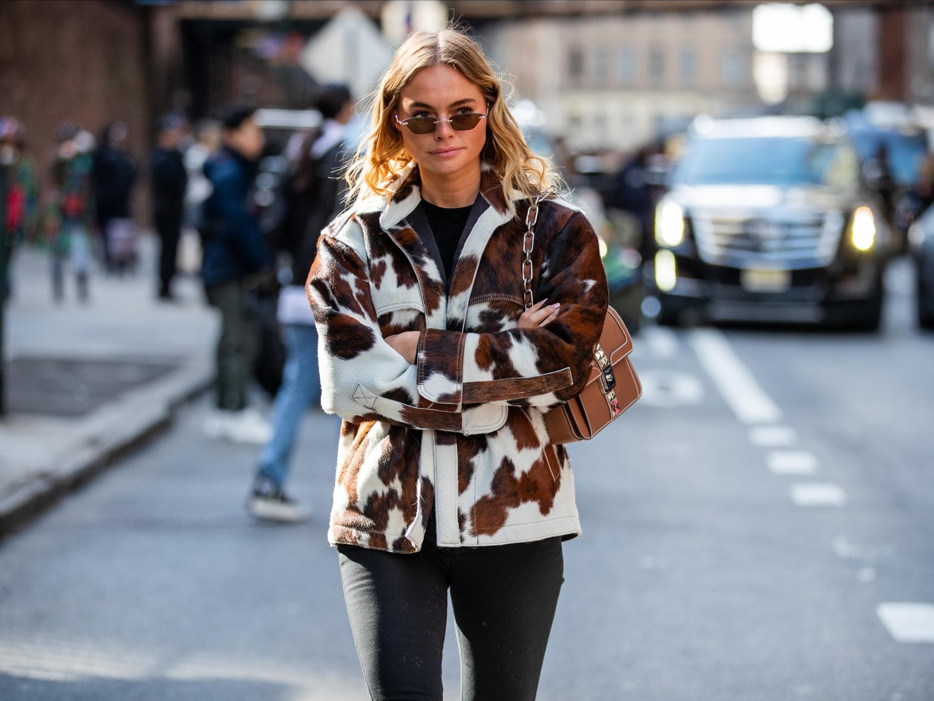 Der Muh-Schuh von H&M ist der Fashion-Fund des Jahres 2025 Frau in Kuhfell-Jacke
