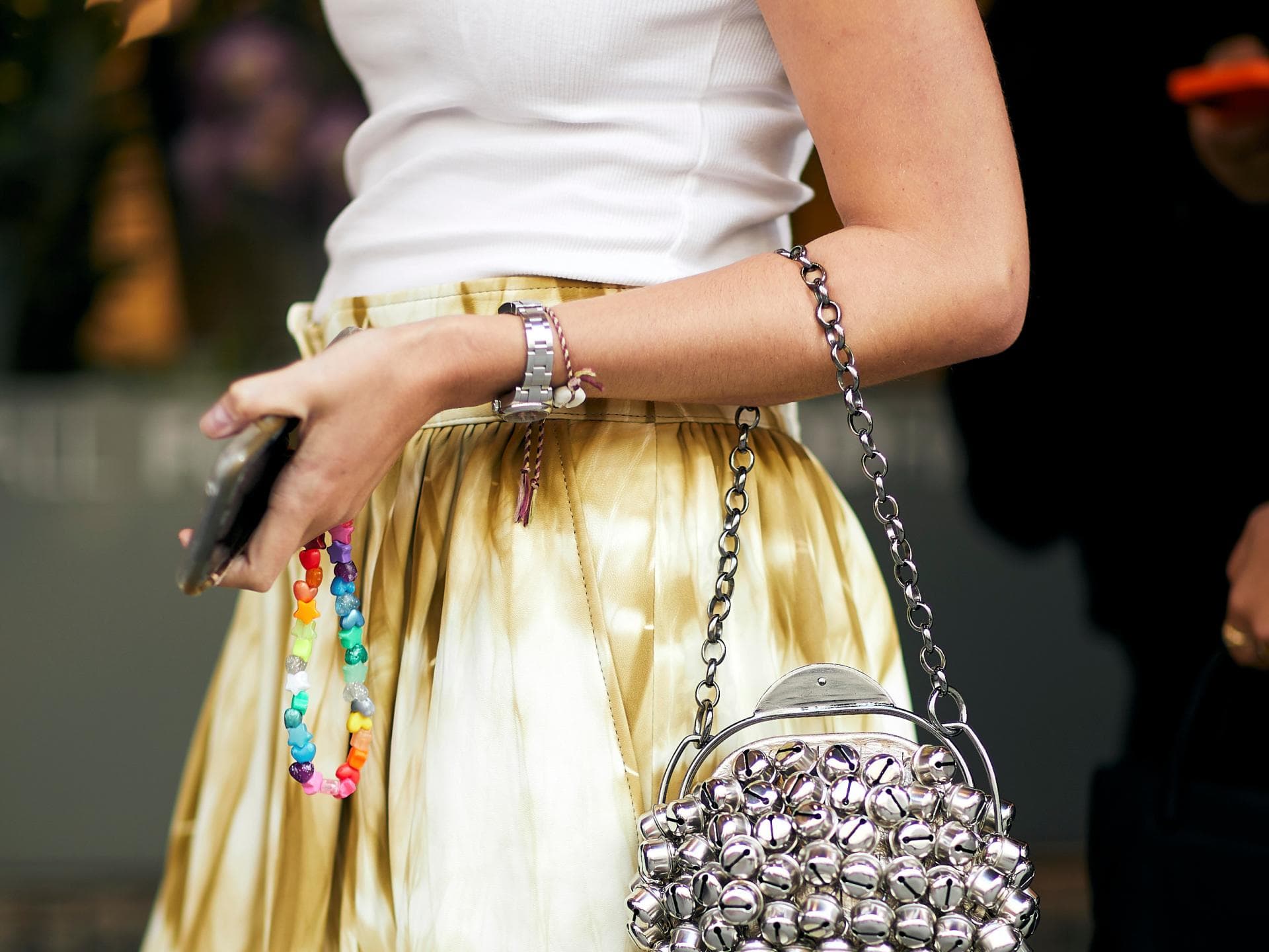 Dieser Schmuck-Trend aus unserer Jugend ist im Sommer 2025 wieder angesagt Frau mit Uhr