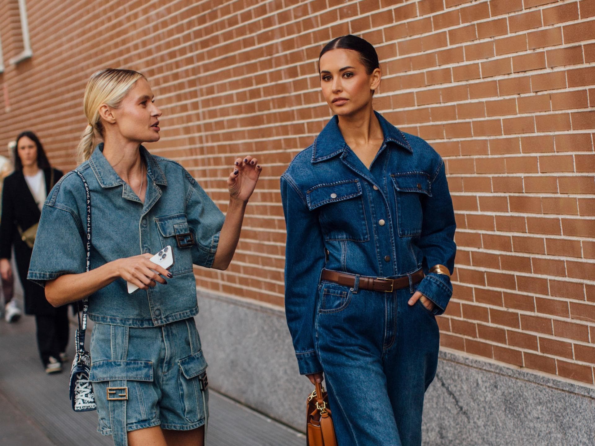 Zwei Frauen in All Over-Denim Zwei Frauen in All Over-Denim