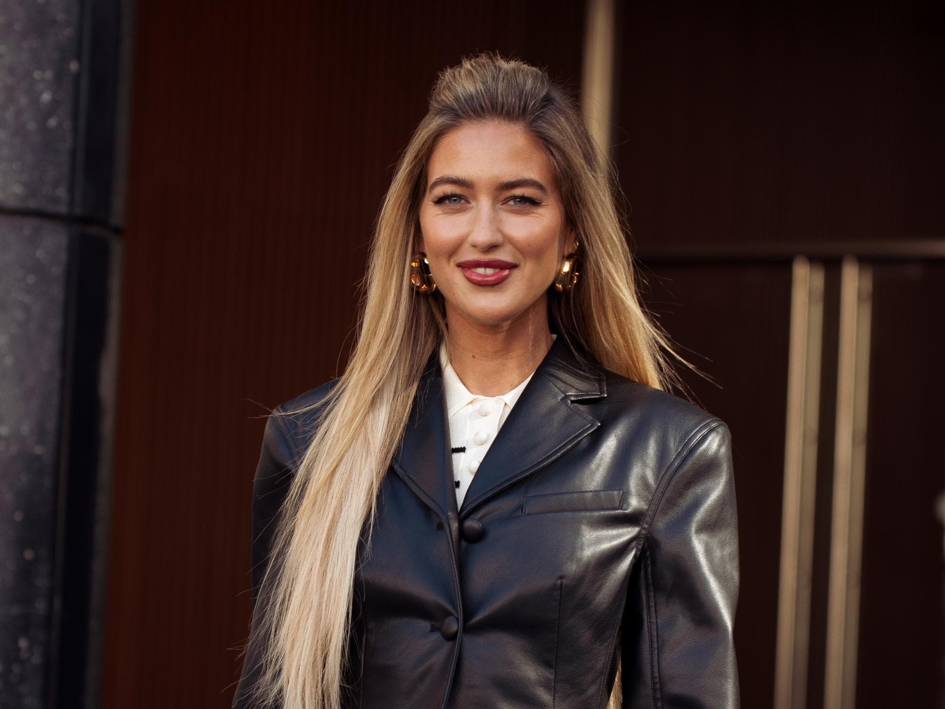 Blonzing Emili Sindlev im Lederblazer