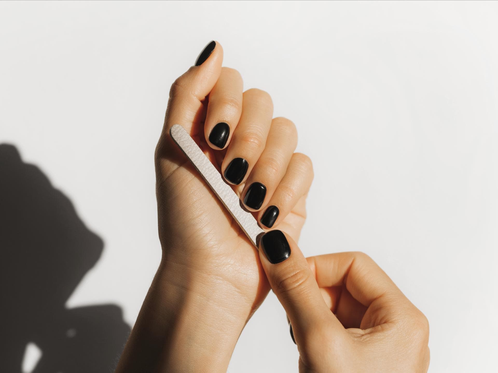 Schwarze Nägel und Nagelfeile
