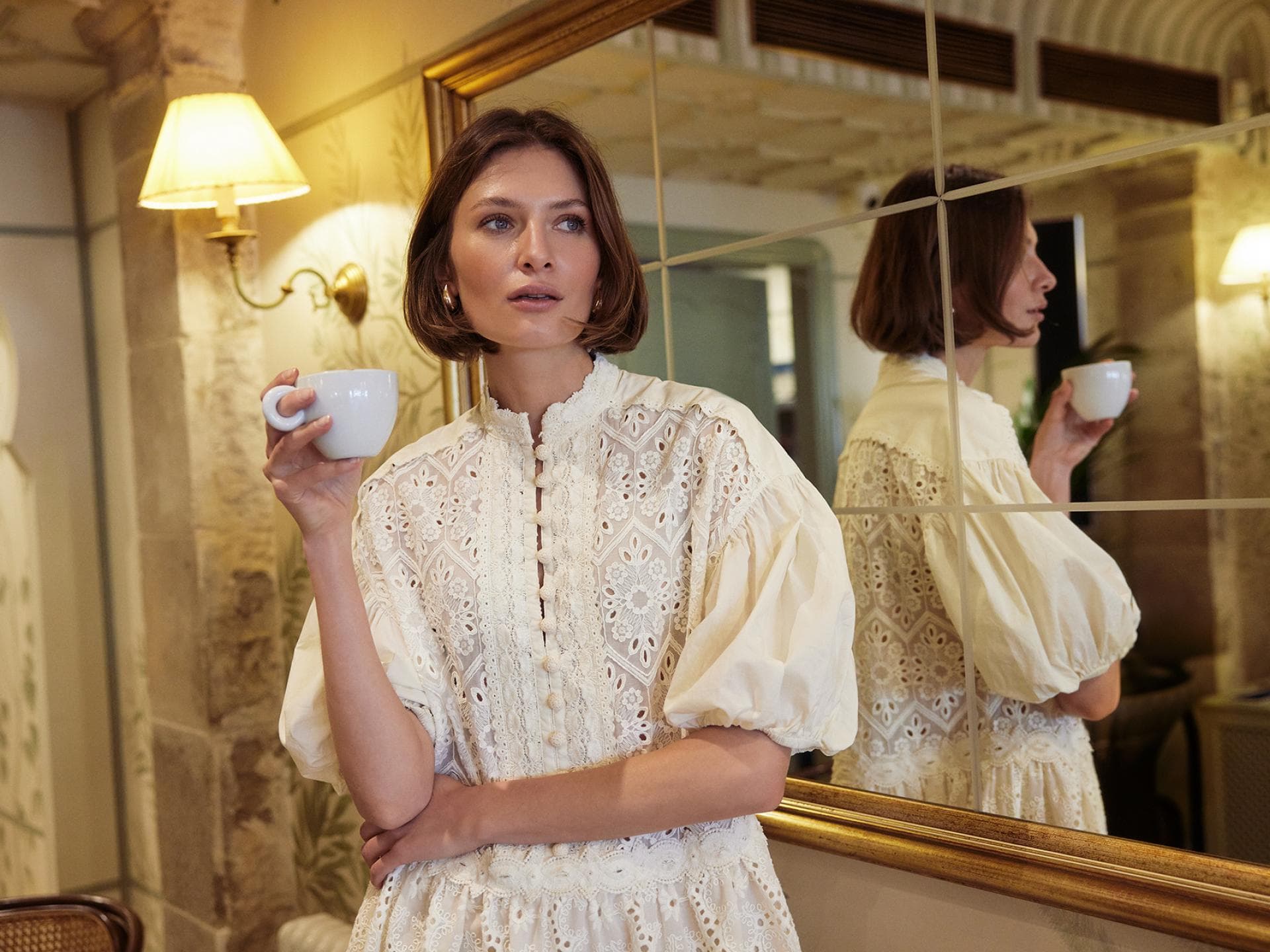 Helles Kleid mit Lochstickerei von Claire Luise
