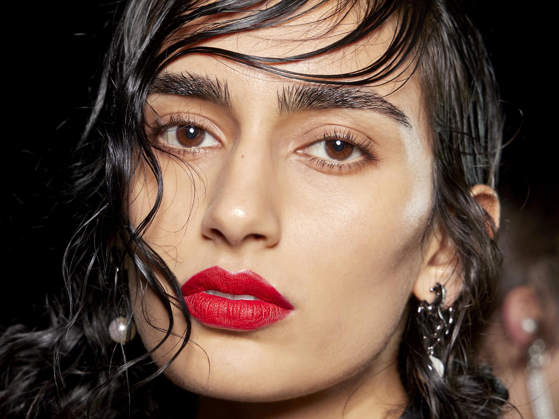 Model trägt rote Lippen an Weihnachten 