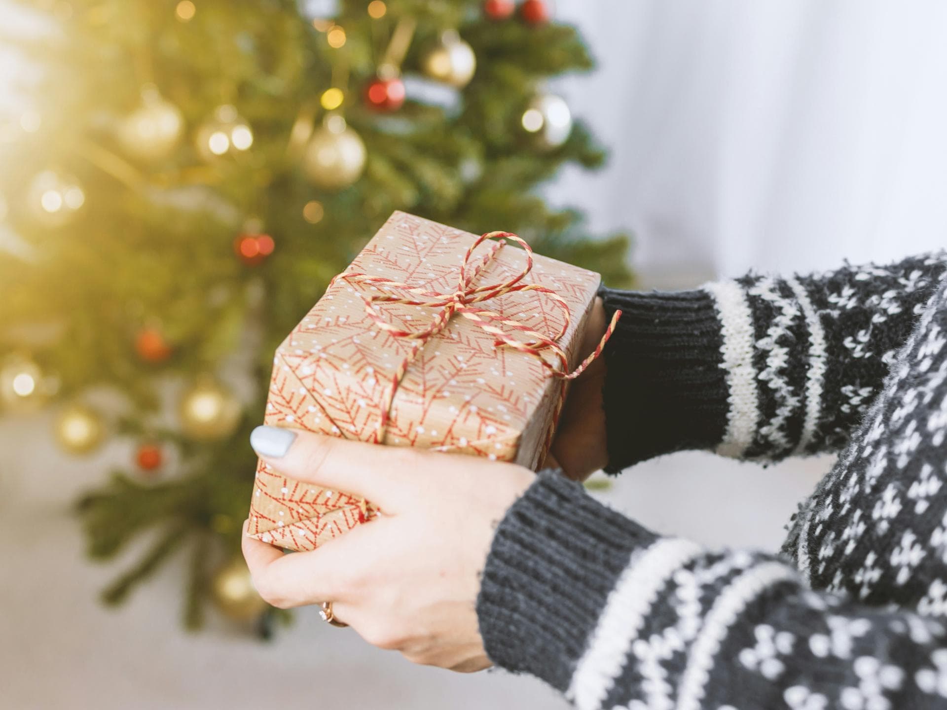 Geschenkideen für deinen Freund Person mit Geschenk