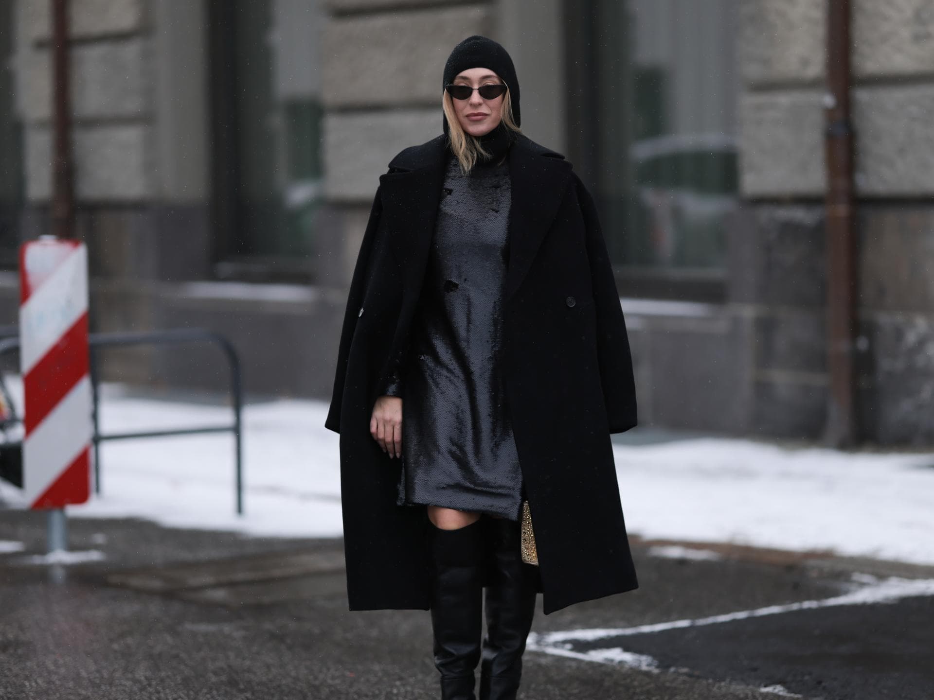 Frau mit grauem Kleid