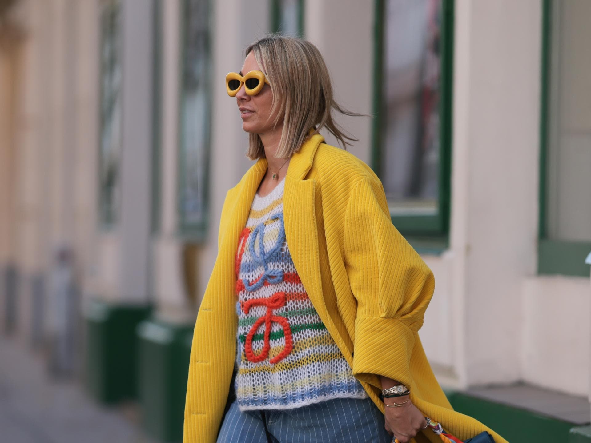 Frau mit karamellblonden Haaren und gelber Sonnenbrille