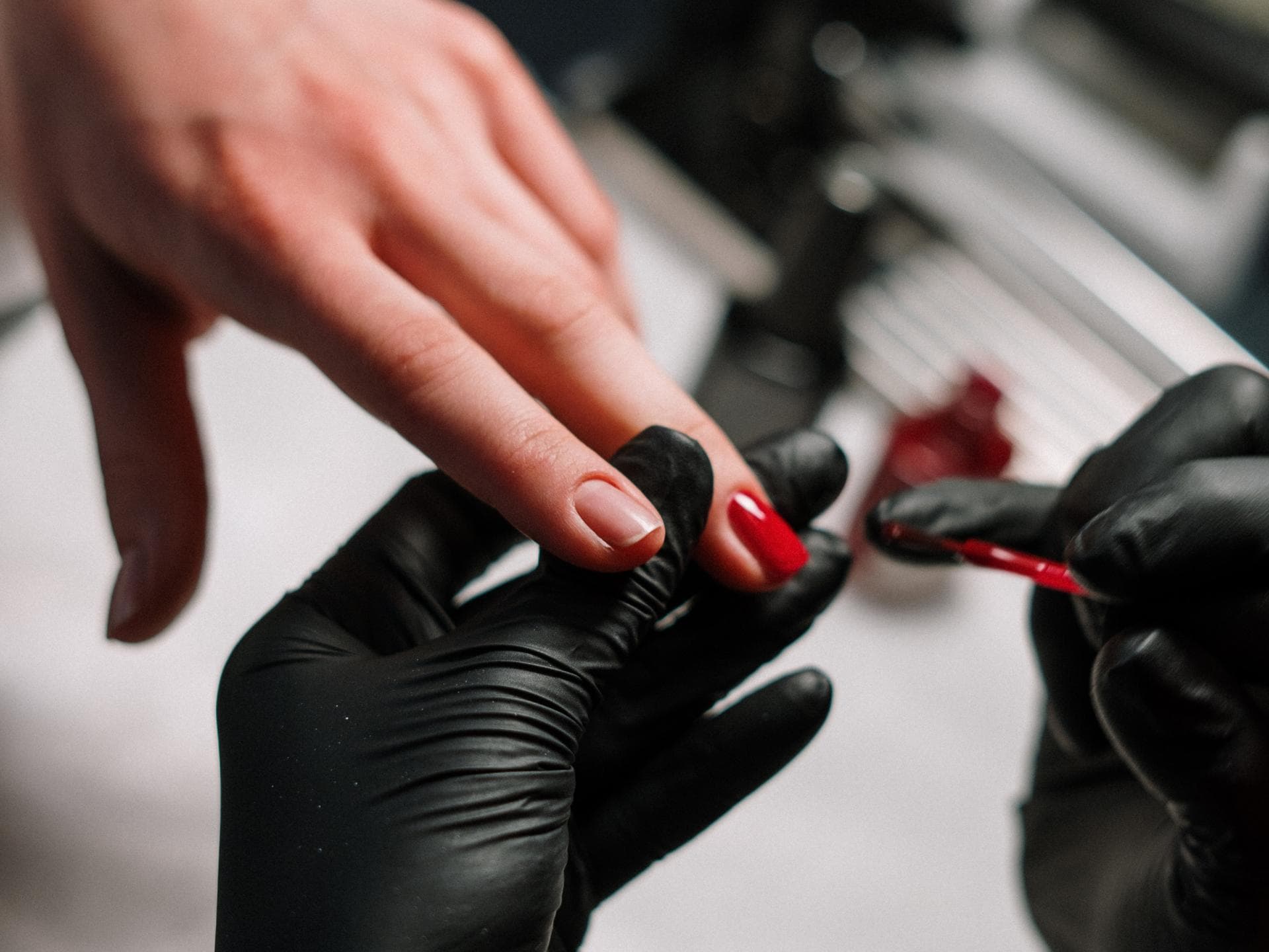Roter Nagellack auf den Nägeln