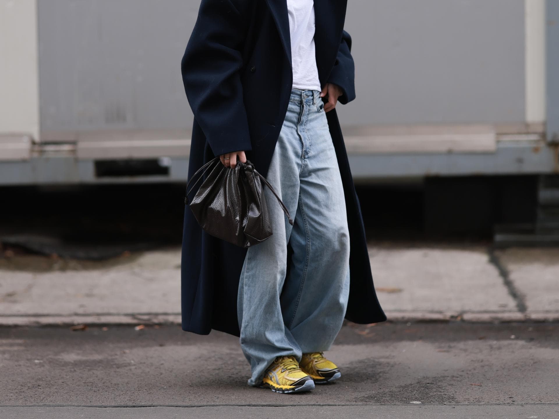 Frau mit hellblauen Jeans
