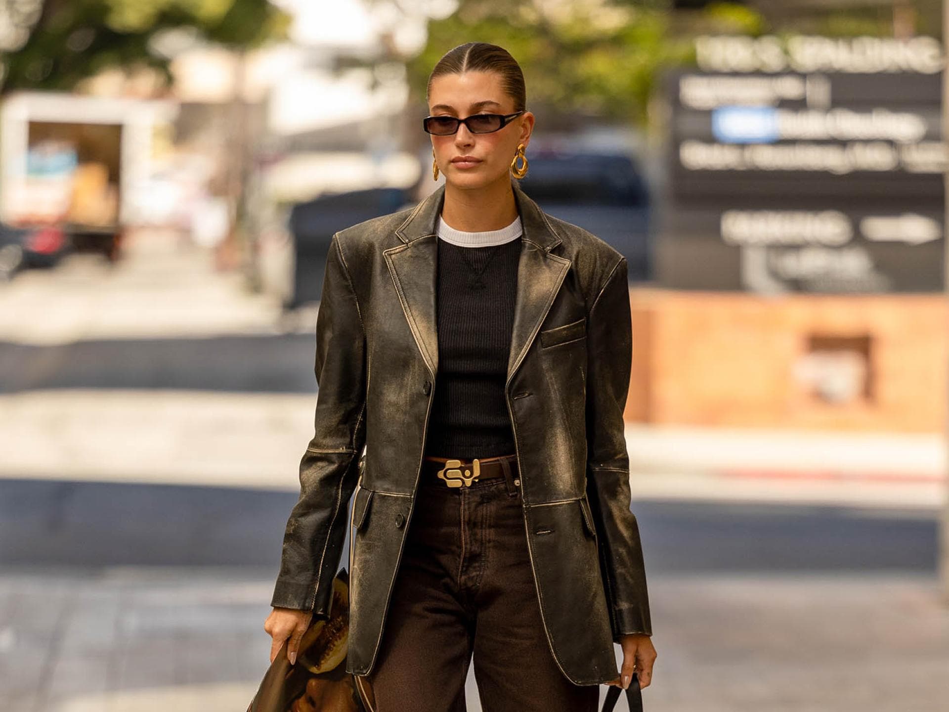 Hailey Bieber trägt jetzt Schuhe in dieser Trend-Farbe Hailey Bieber in einem Vintage-Lederblazer