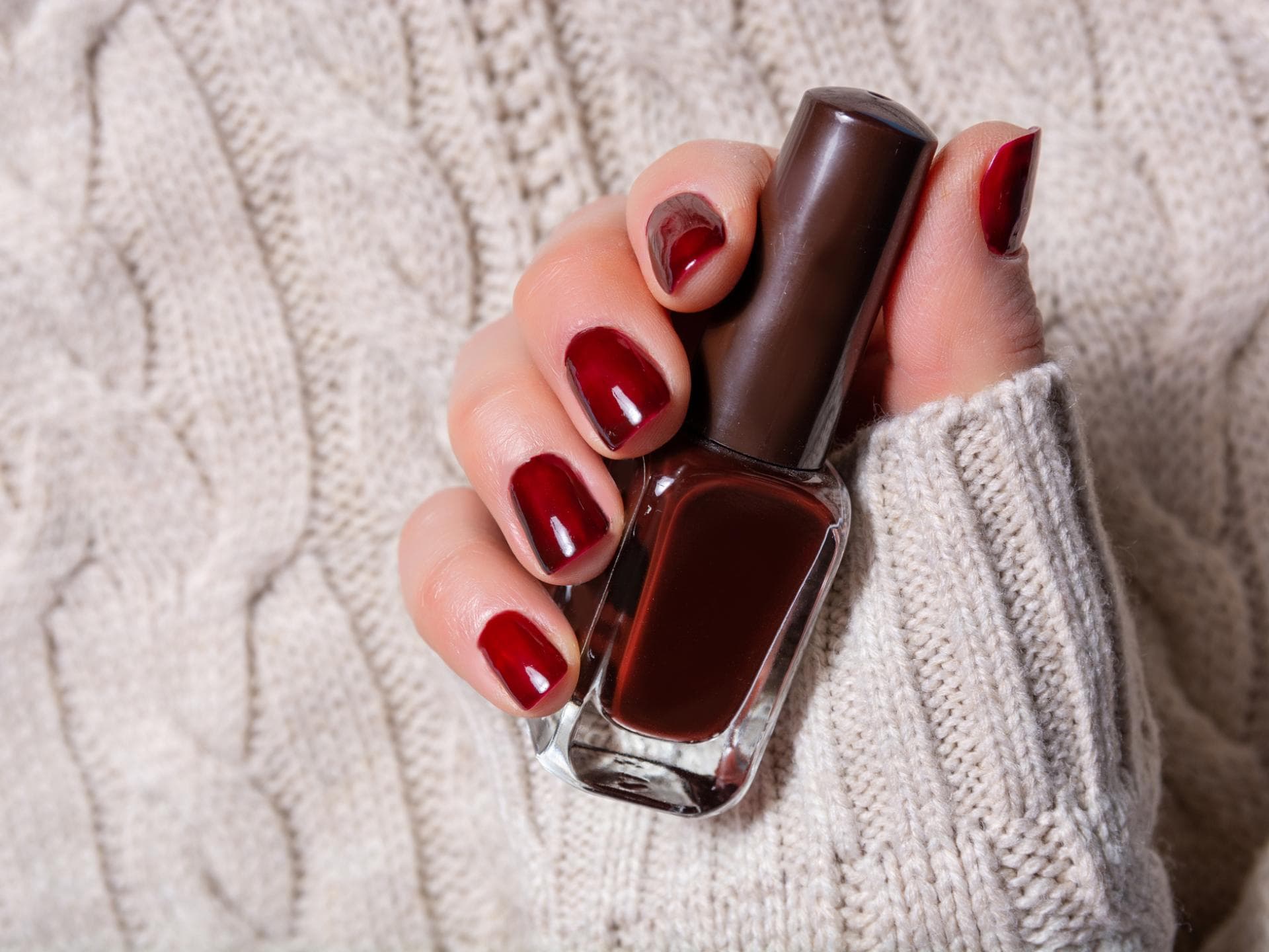 rote Fingernägel