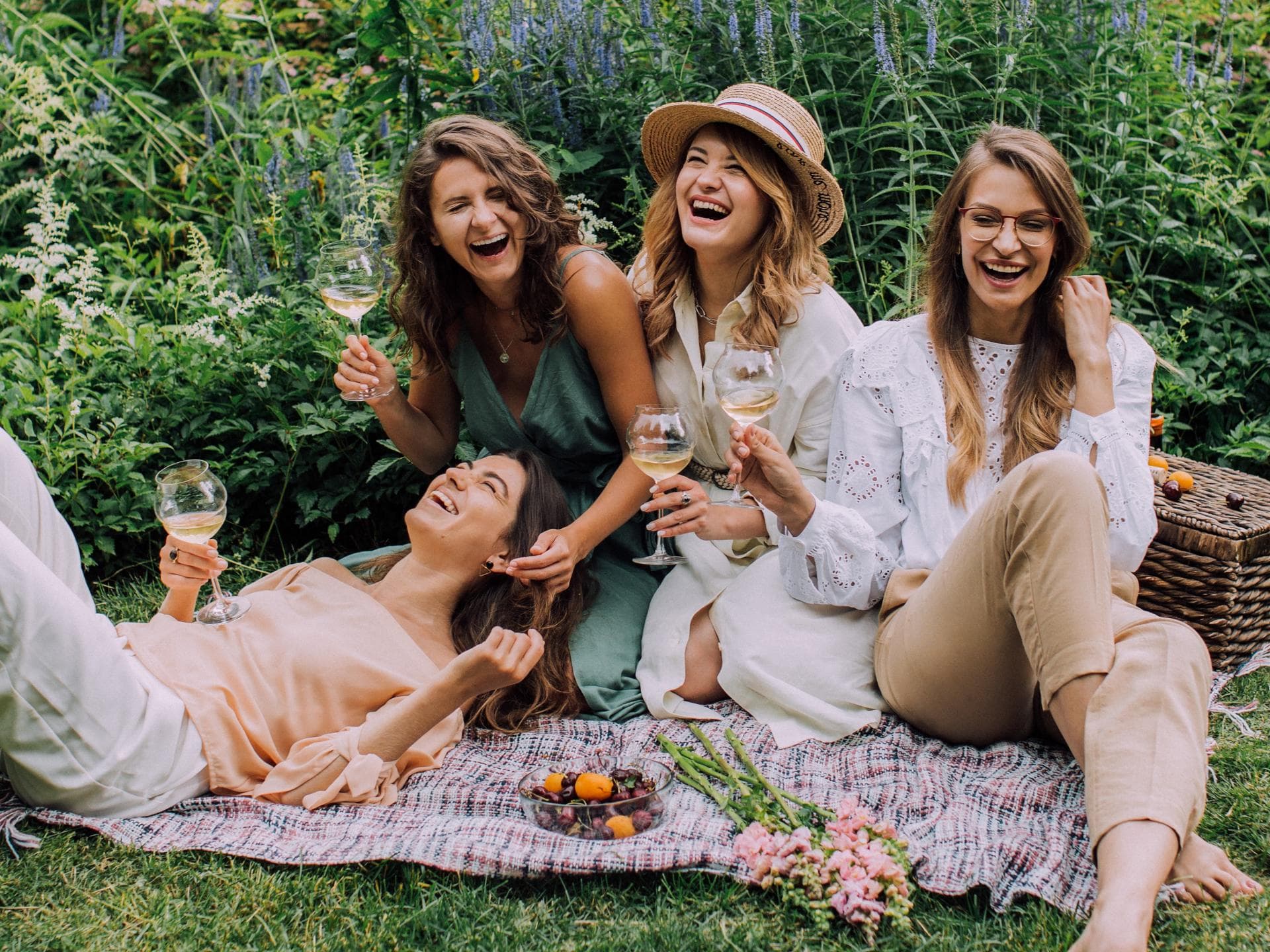 Gruppe Freundinnen feiert Galentinesday