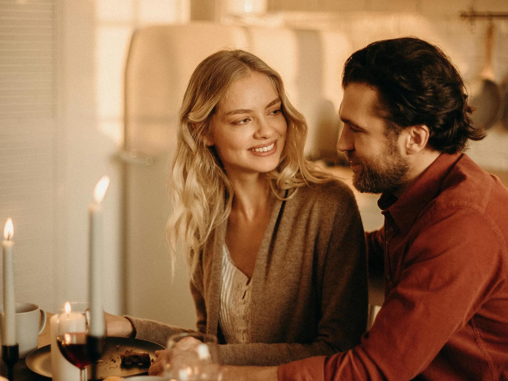 Valentinstag Geschenk Paar sitzt gemeinsam und schaut sich an