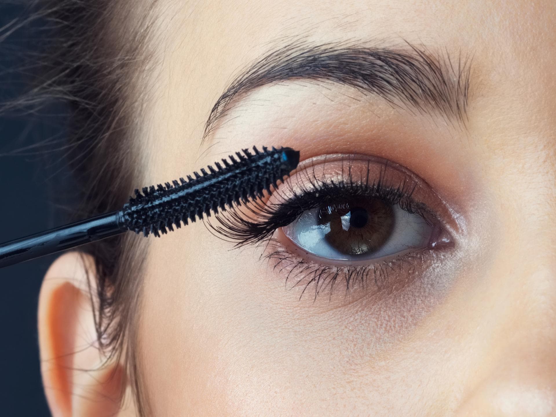 Braune Augen mit Mascara schminken