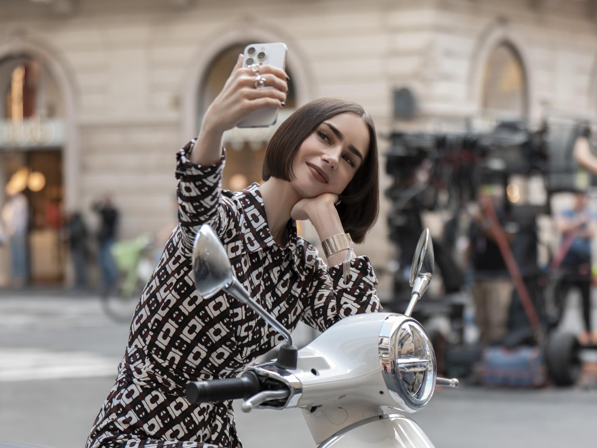 Lilly Collins: In Staffel 5 von “Emily in Paris” trägt sie Bob