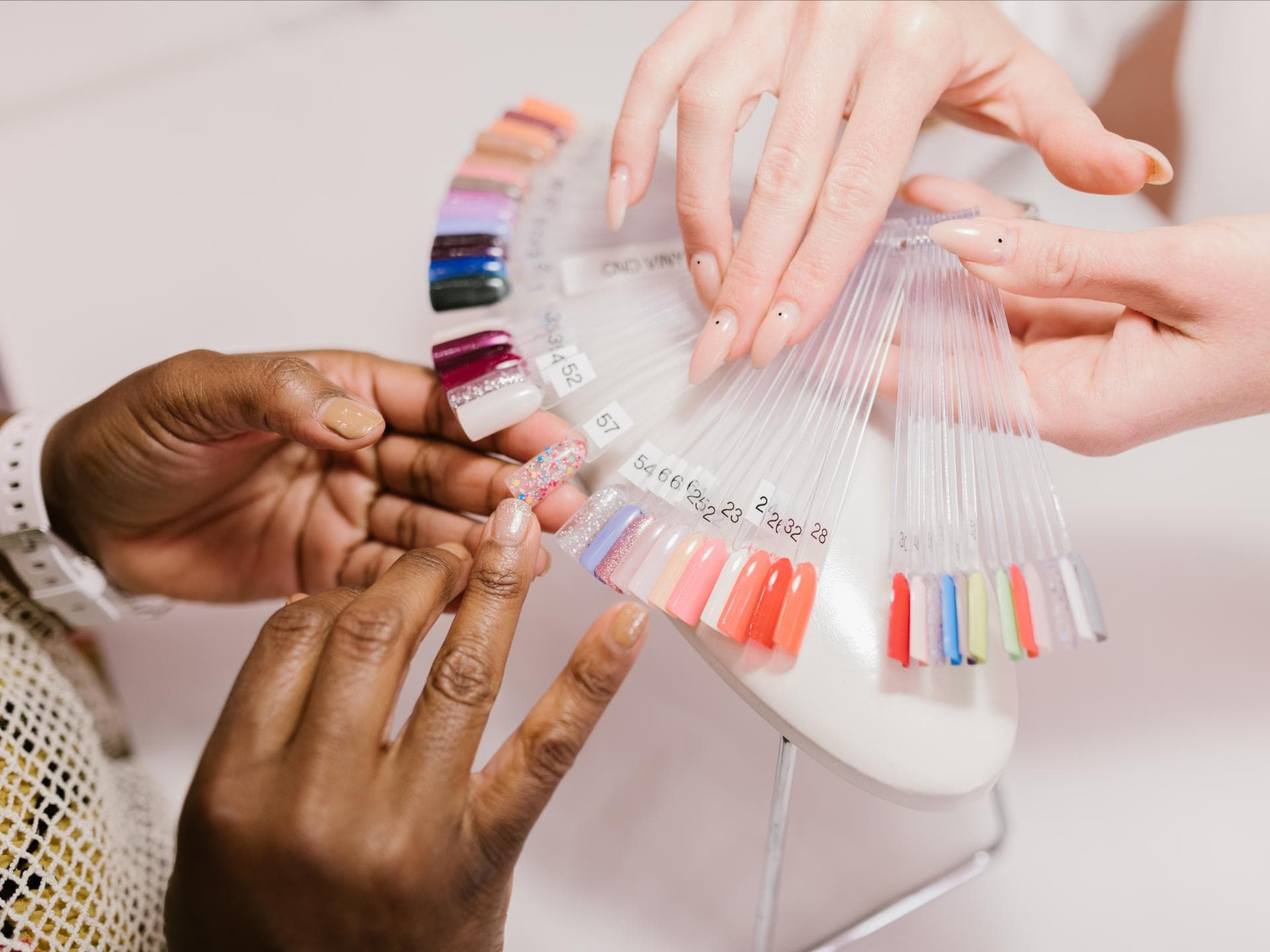 Frau wählt Nagellackfarben aus