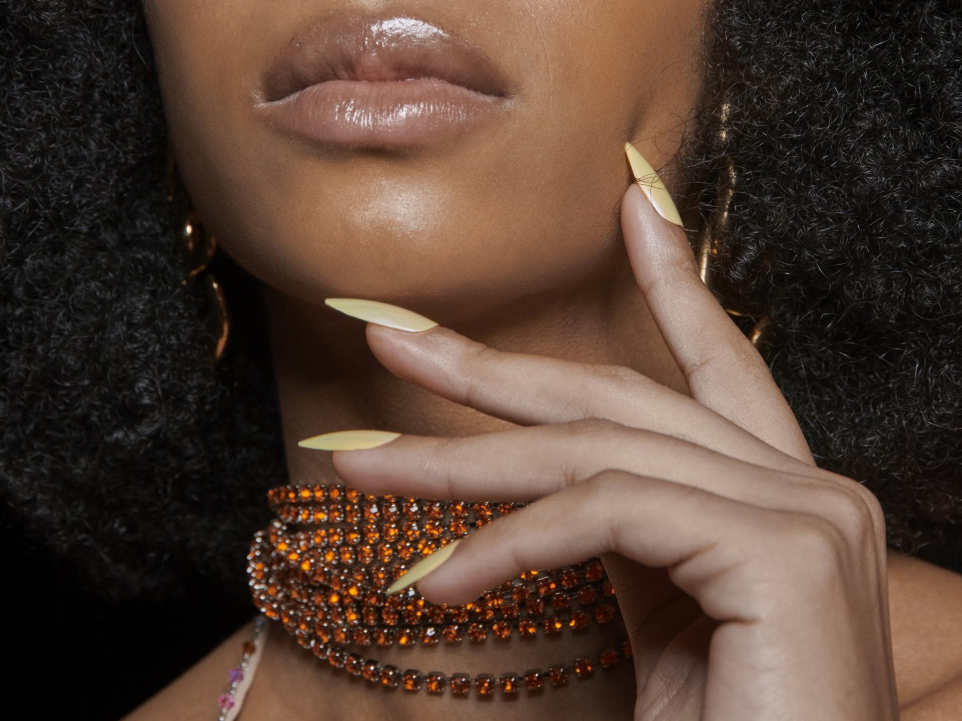 Alle It-Girls tragen diesen Sommer "Butter Yellow Nails" Alle It-Girls tragen diesen Sommer "Butter Yellow Nails"