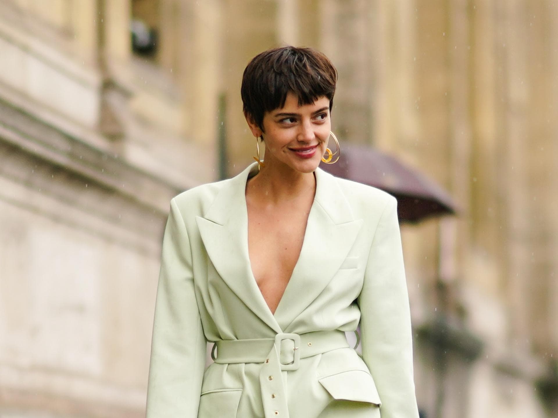 Frau hat braunen Pixie Cut