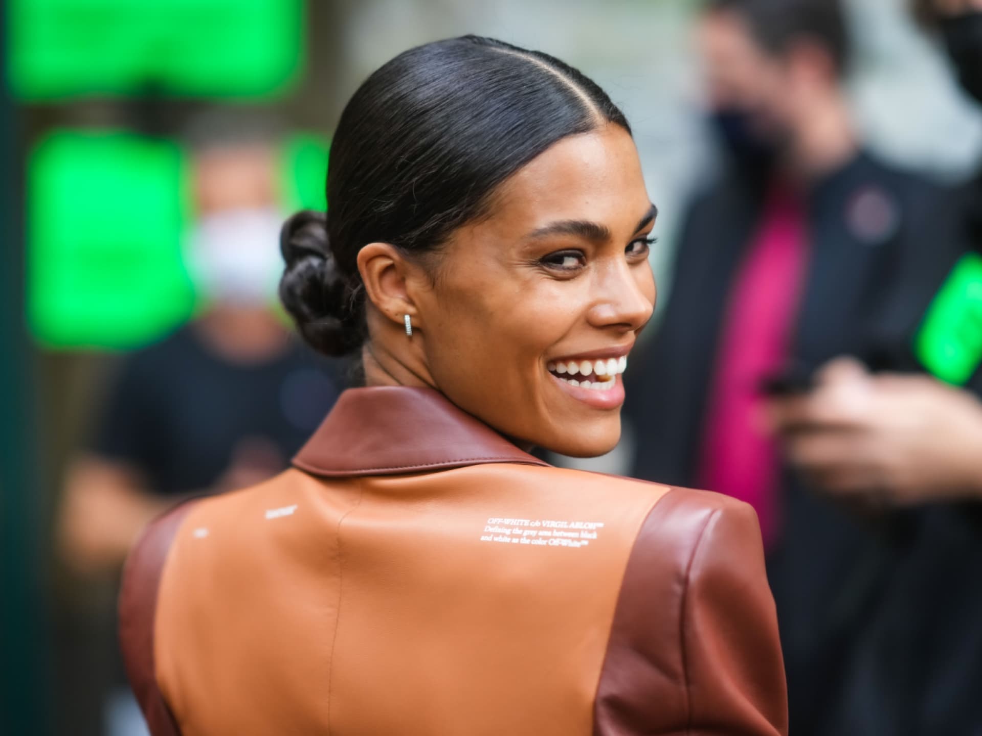 Frau mit Low Bun