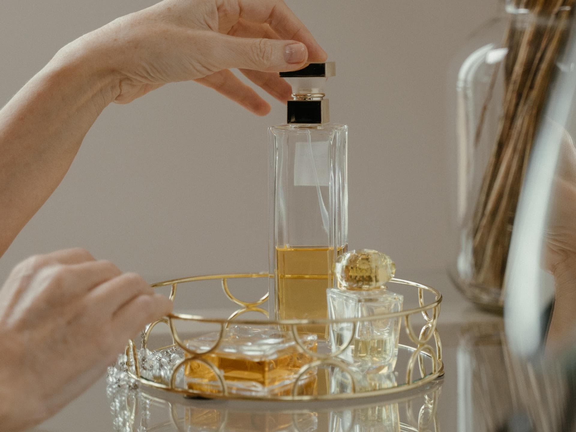 Parfum auf einem Tablett