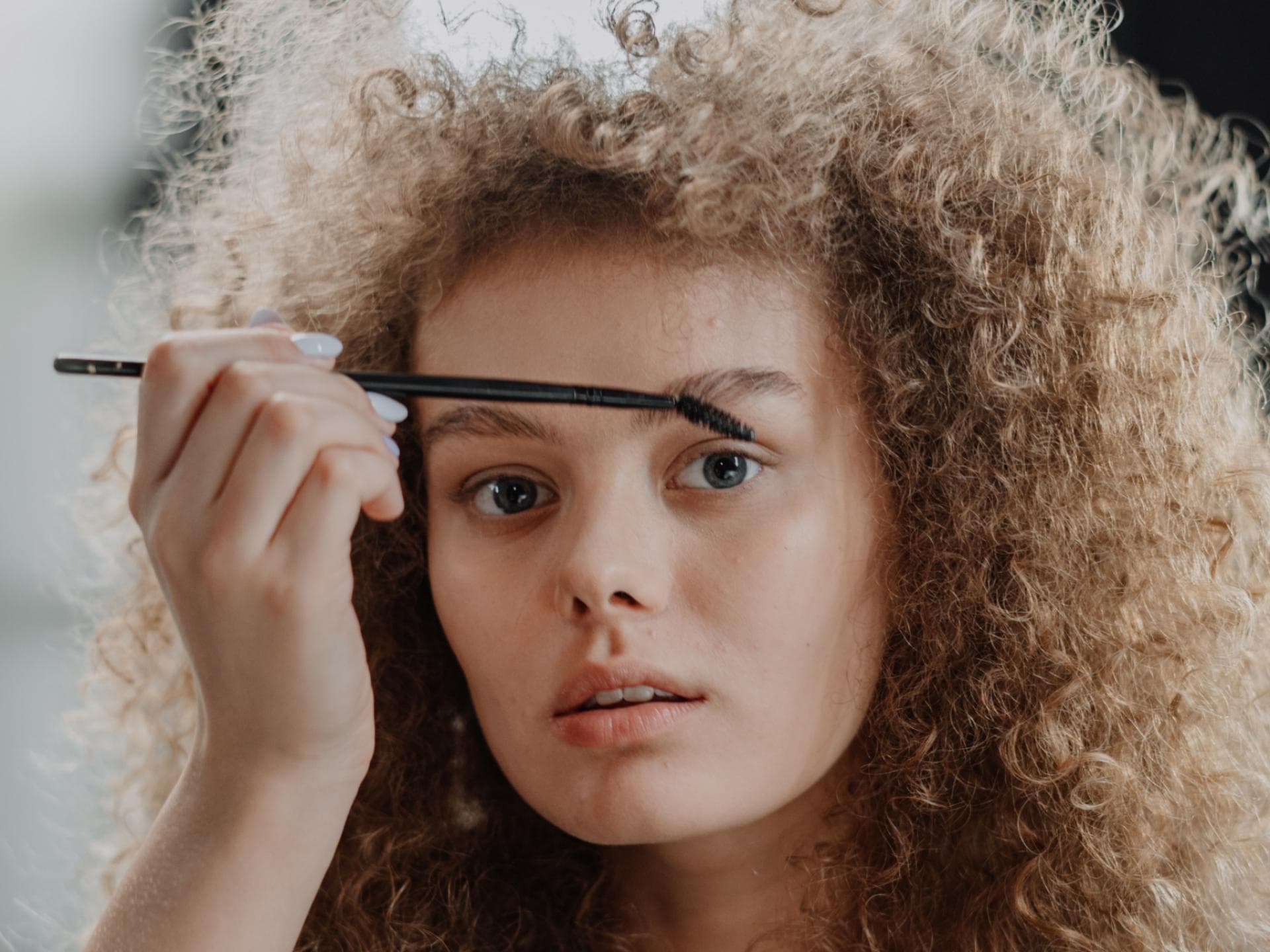 Augenbrauen schminken: Schritt für Schritt Anleitung für Brows on Fleek Frau schminkt sich Augenbrauen