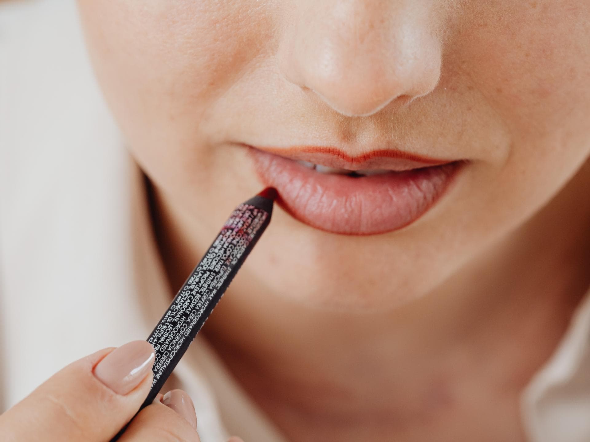Lippen werden geschminkt