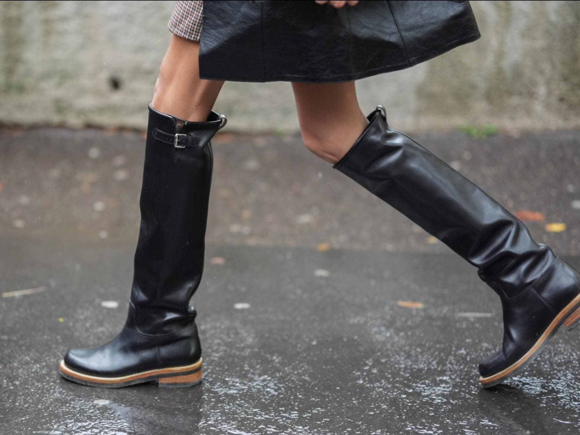 Stiefel von AMazon Frau trägt Stiefel im Regen