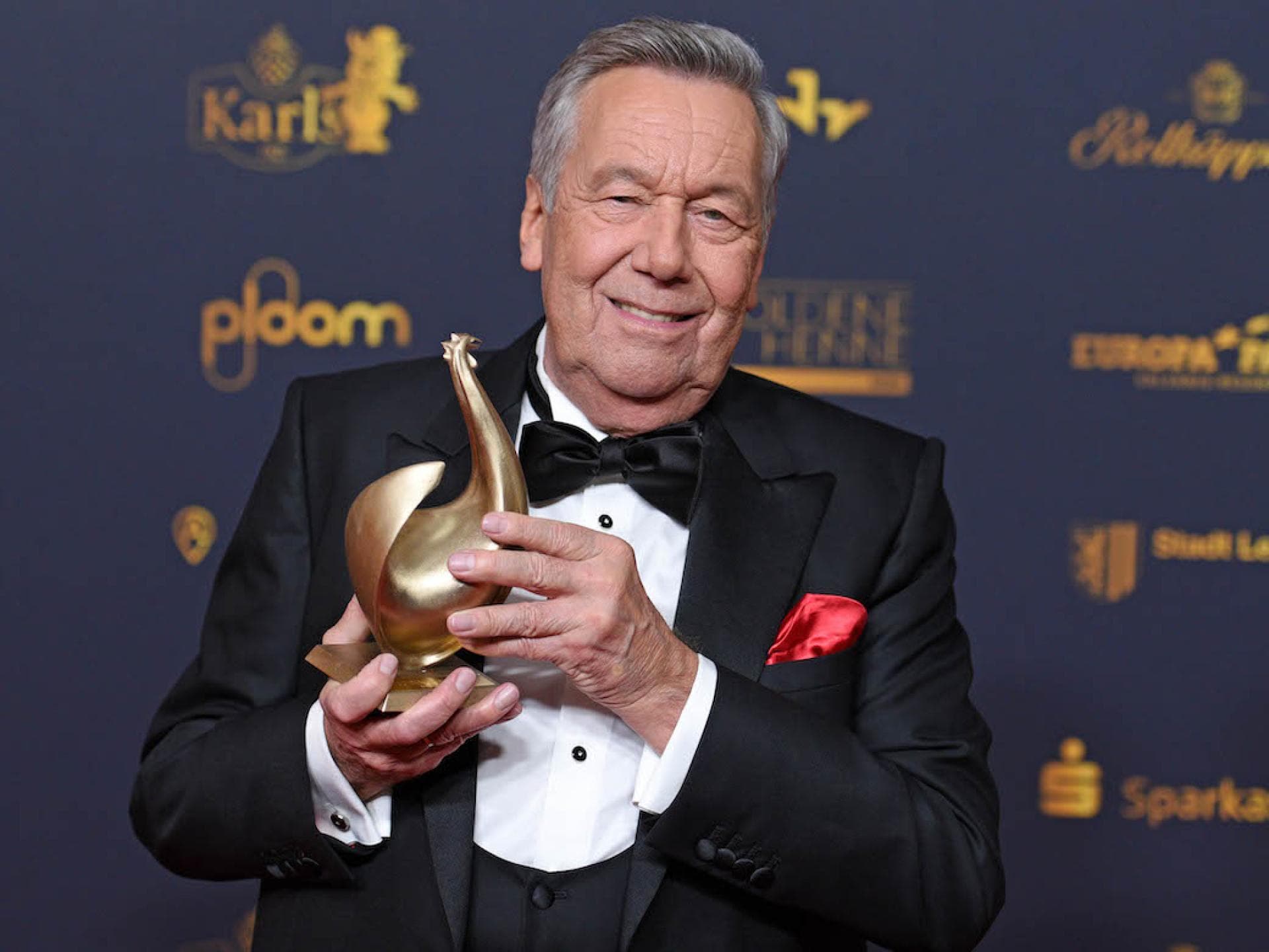 Roland Kaiser mit einer Goldenen Henne