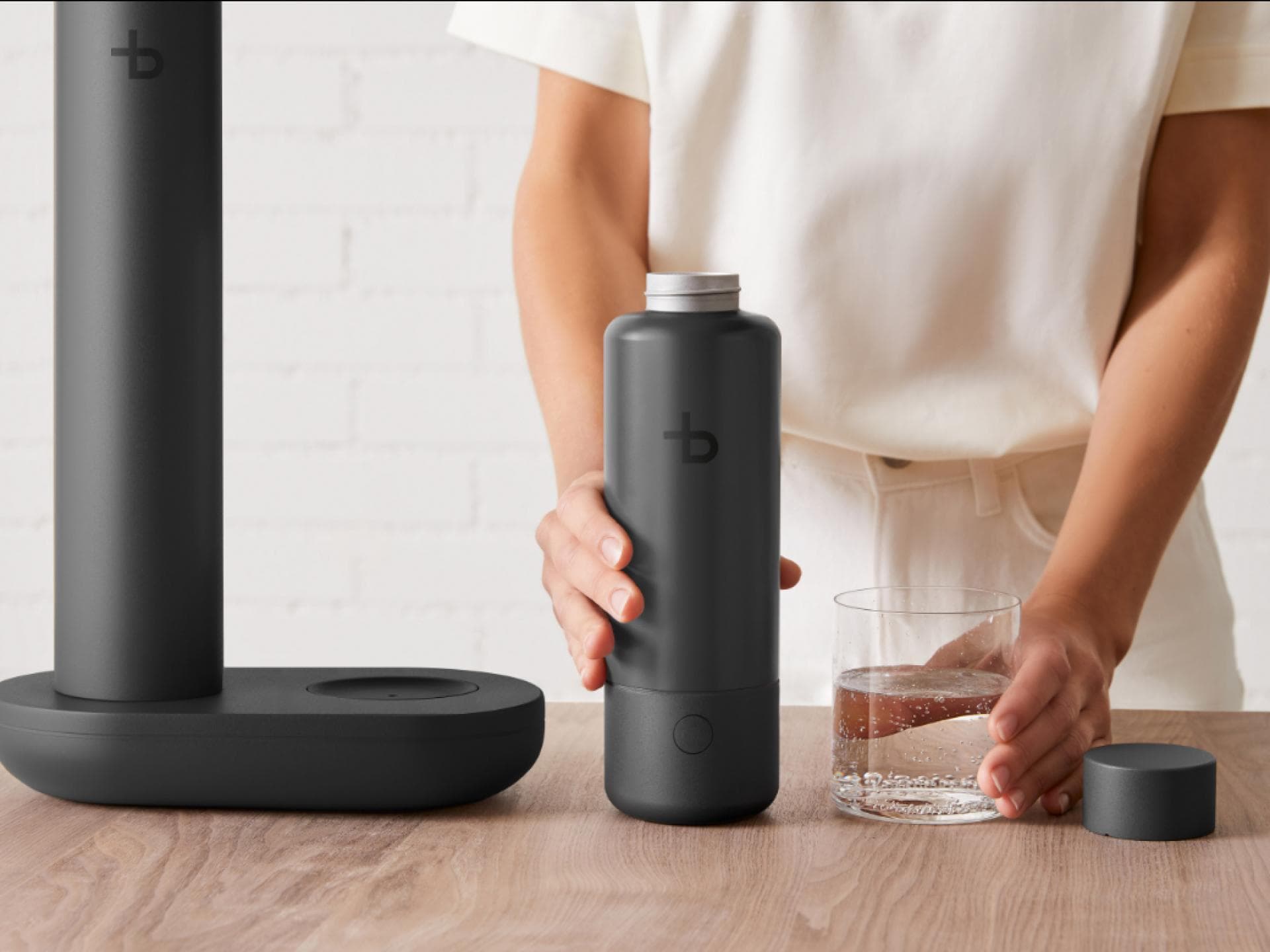 Wassersprudler bottleplus gewinnen Adventskalender Frau sprudelt mit bottlesplus