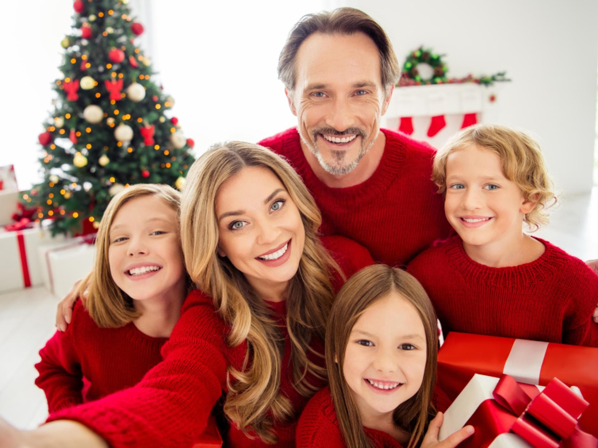 Fotos machen Tipps Familie macht weihnachtliches Selfie
