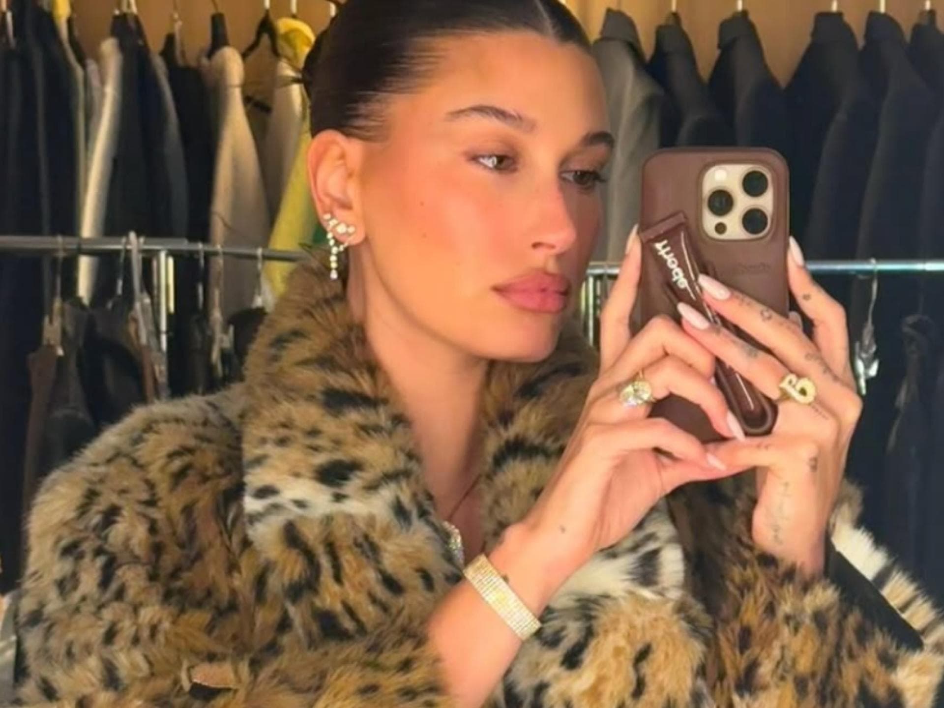 Hailey Bieber leo-jacken trend Hailey Bieber Selfie in leo-jacke