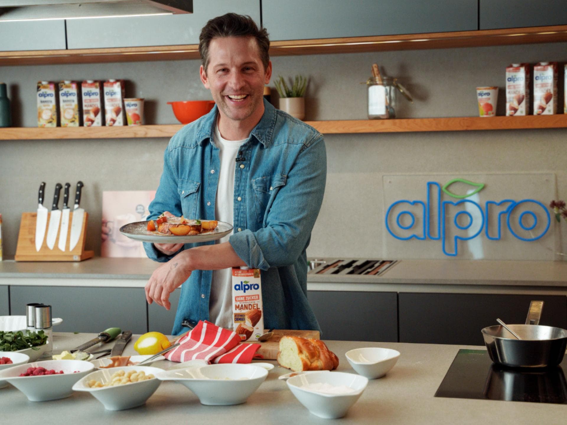 Alpro x Kumptner Alexander Kumptner lacht für Alpro