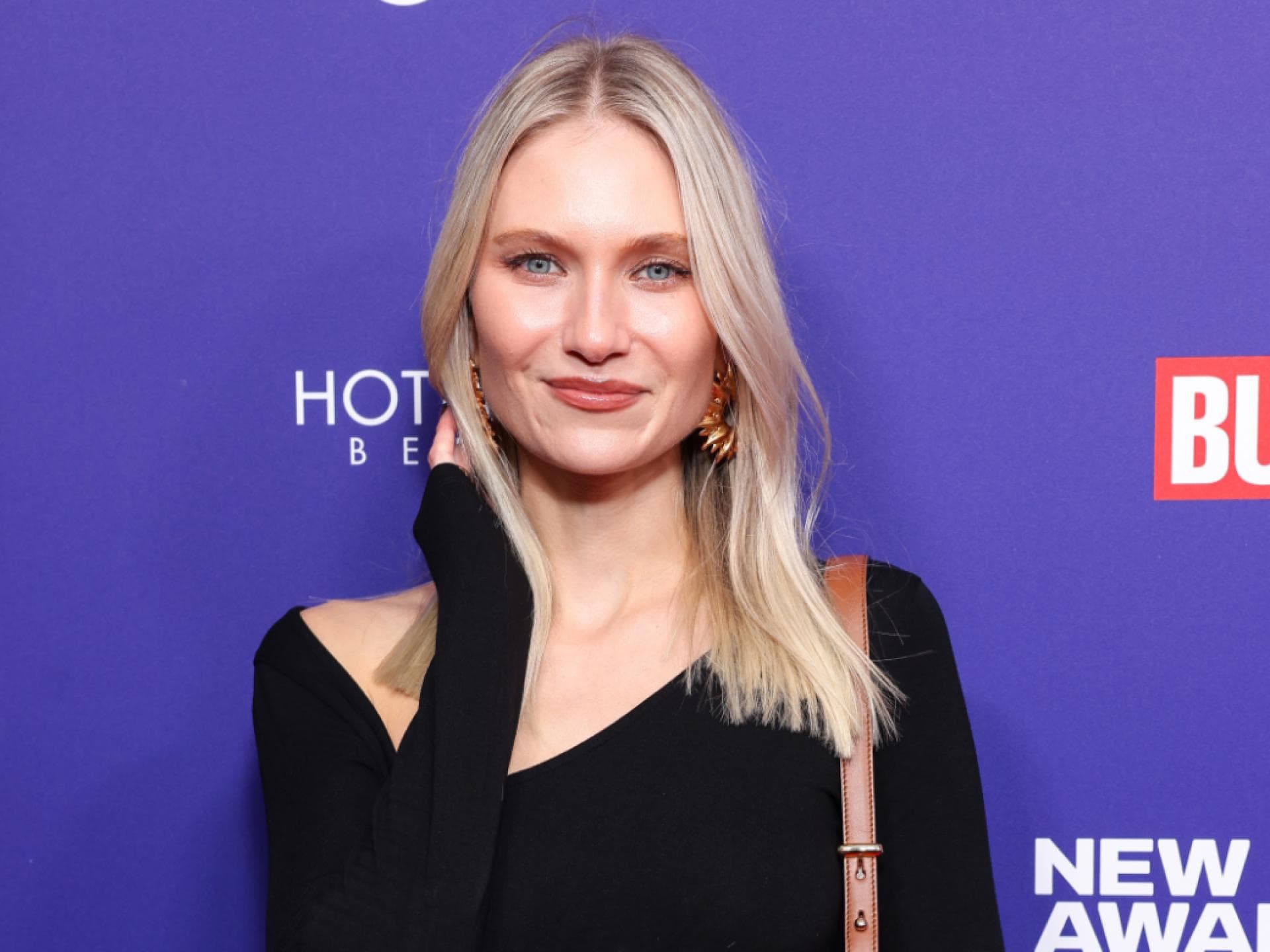 Carolin Niemczyk im schwarzen Kleid