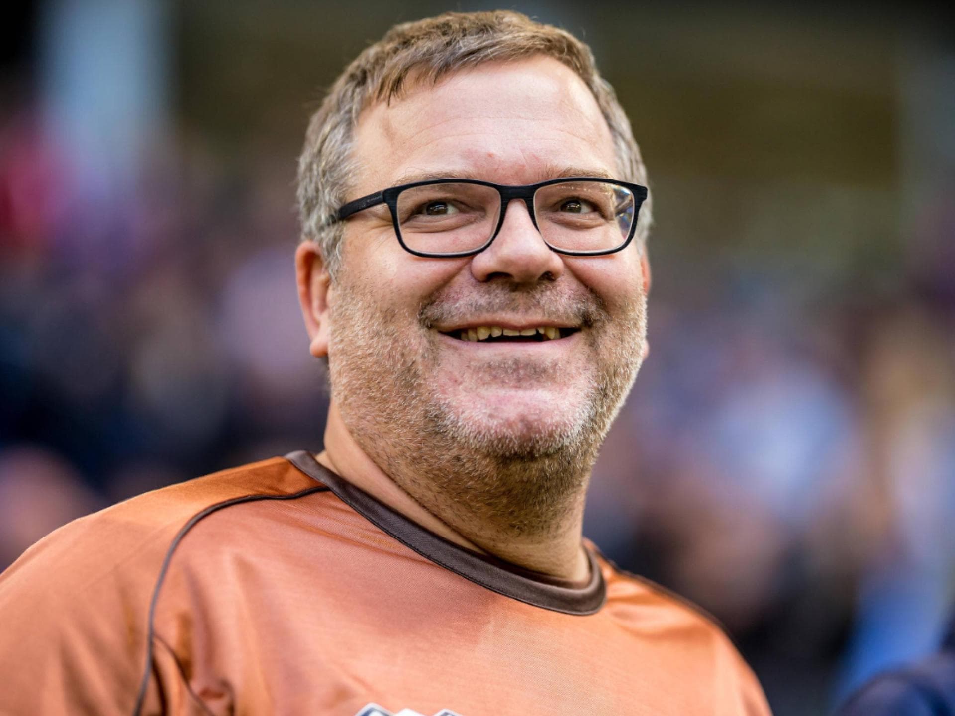 Elton strahlt im Stadion
