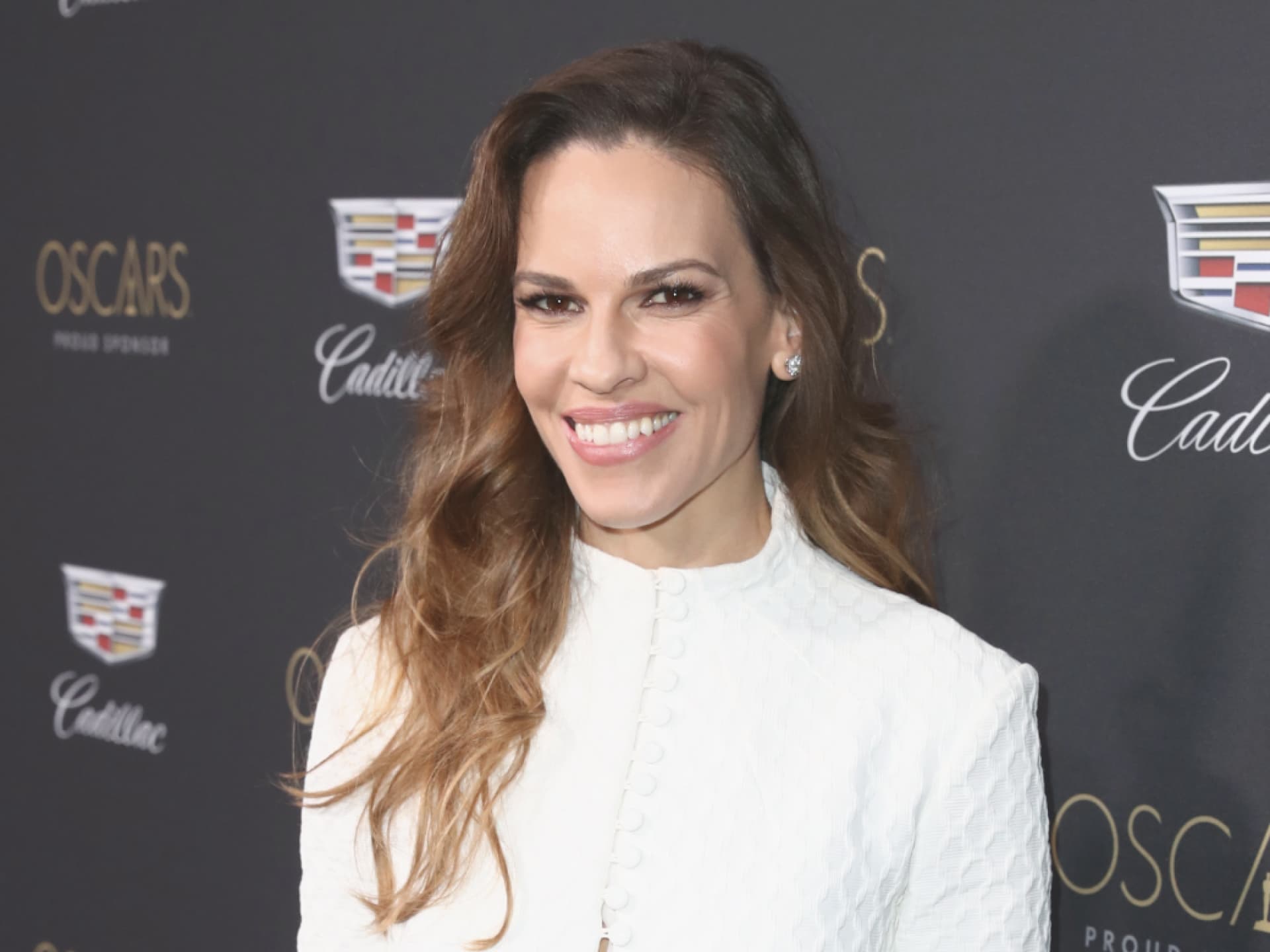Hilary Swank strahlt mit Lockenmähne