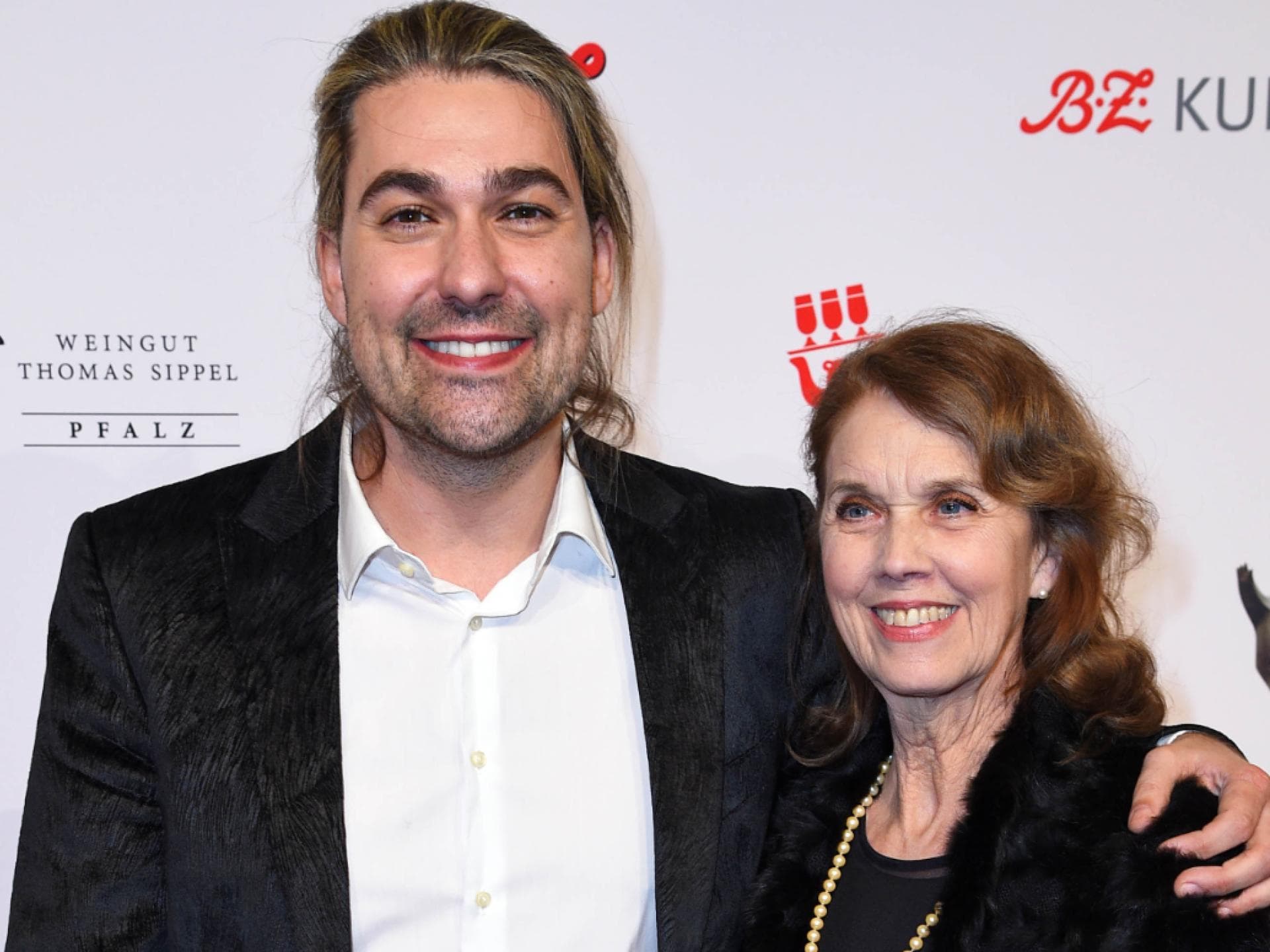 David Garrett posiert mit Mutter auf rotem Teppich