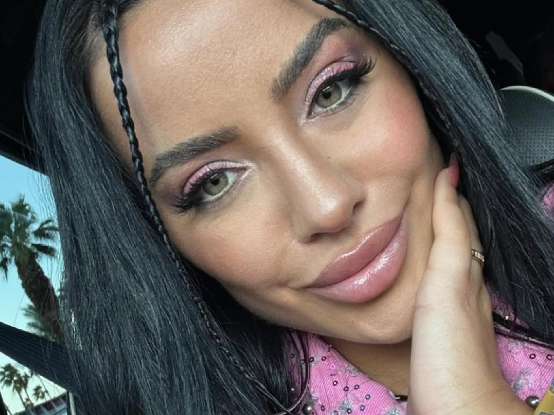 Leyla Lahouar mit rosa Make-up
