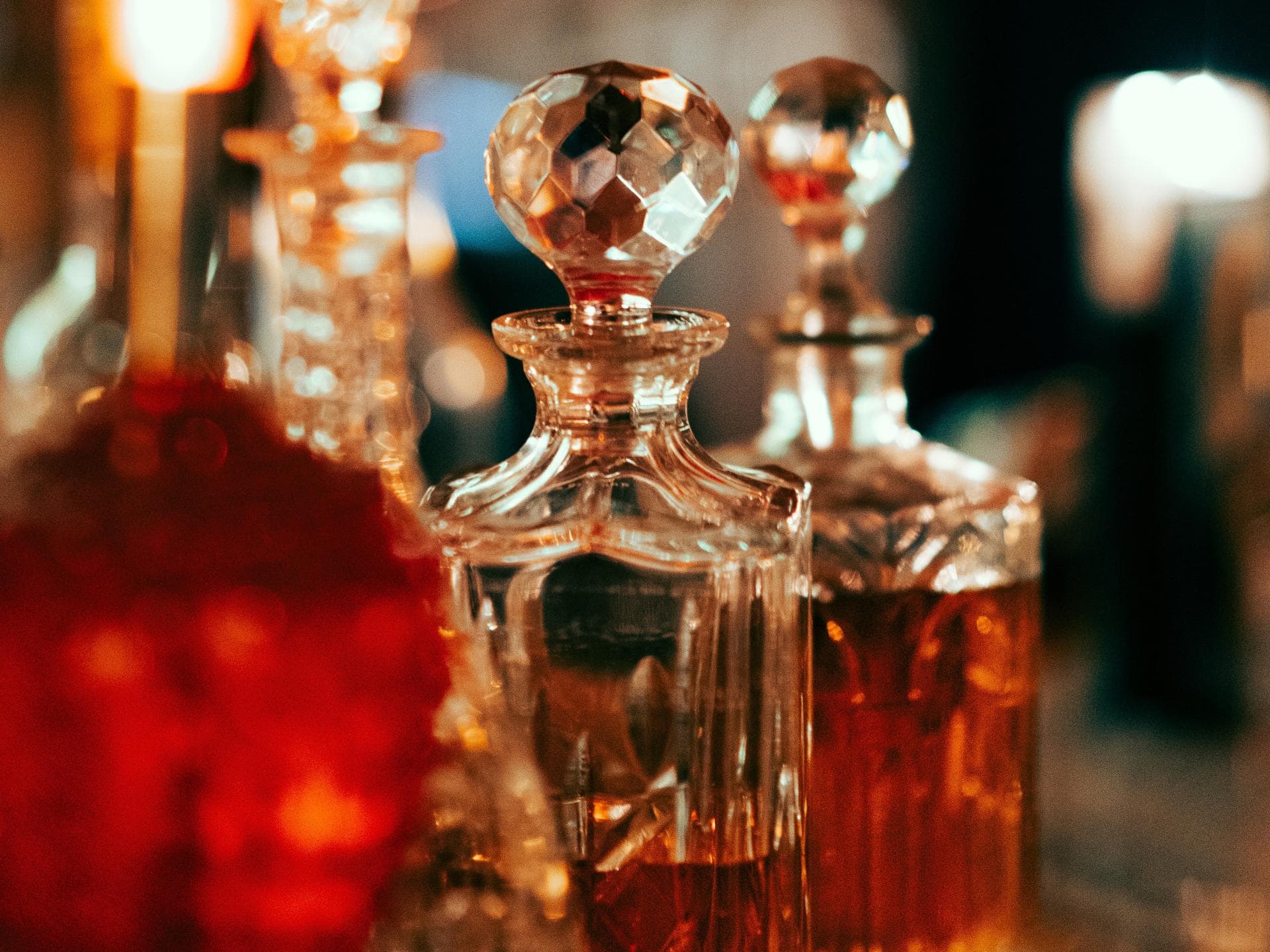 Manche Düfte sind einfach zeitlos und gehen immer. Mehrere Parfum-Flakons.