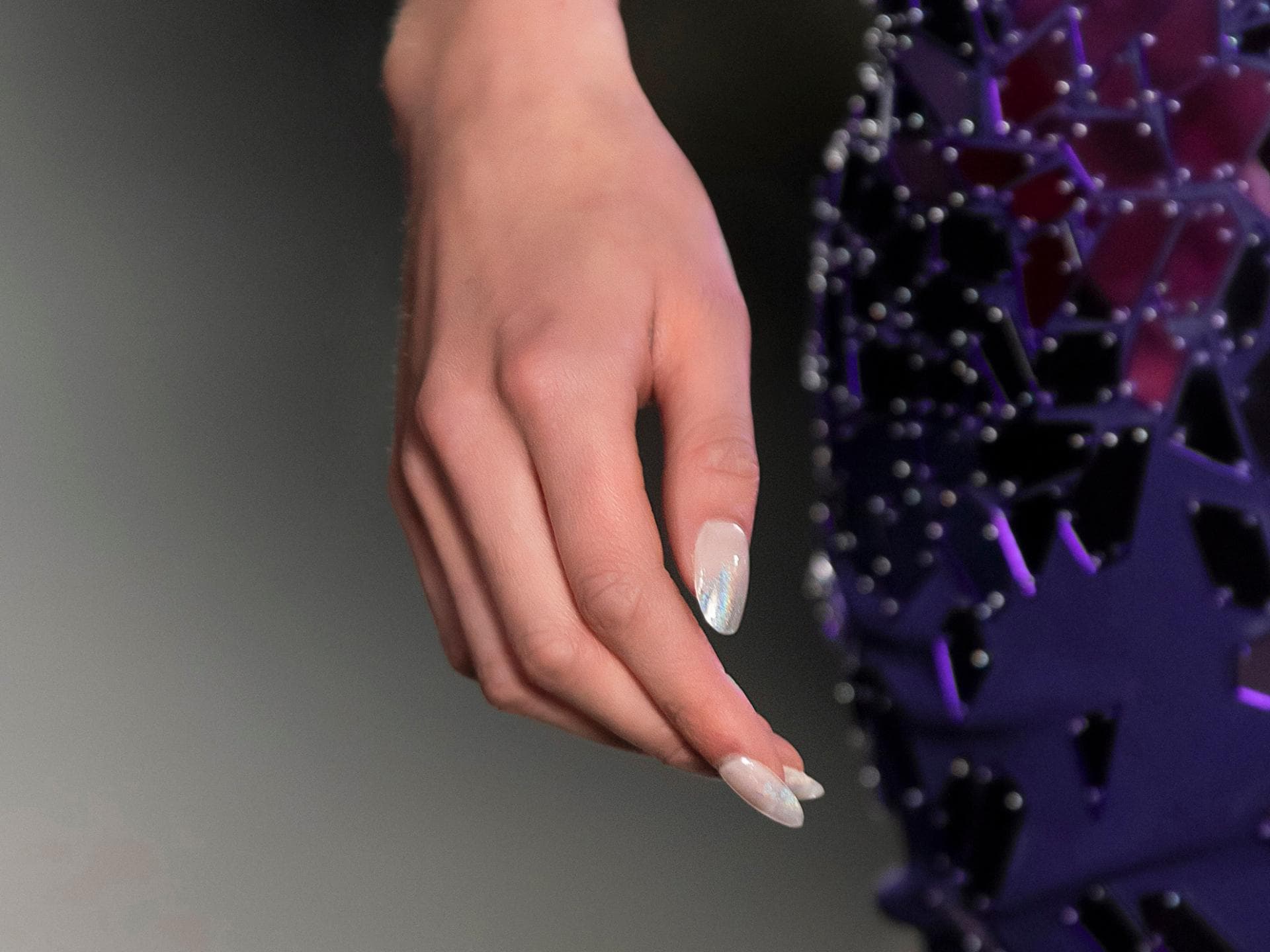 Snow Chrome Nails sind die angesagteste Winter-Maniküre. Frau mit weißen Fingernägeln