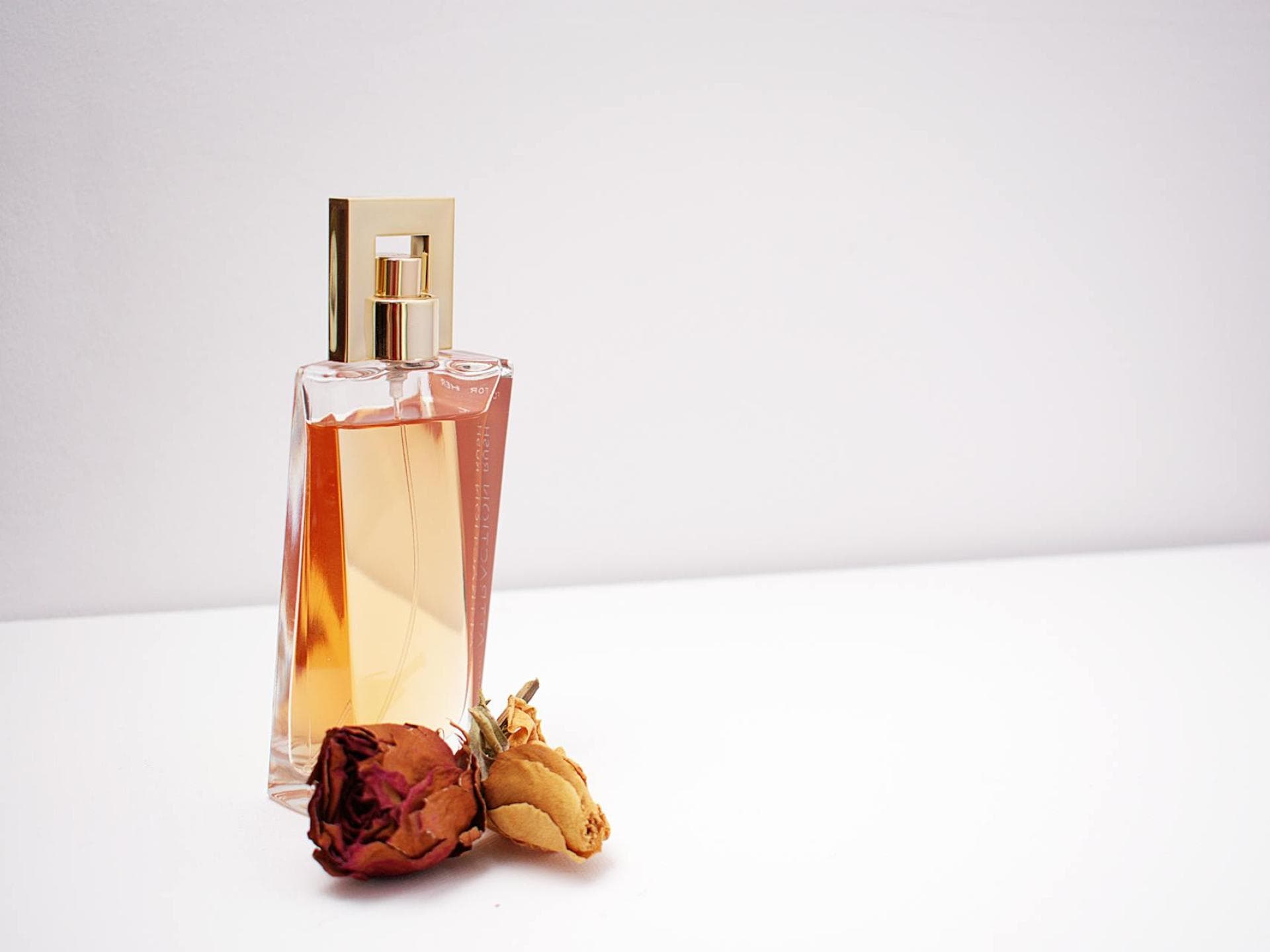 Parfum muss nicht immer teuer sein Parfum mit einem getrockneten Rosenkopf