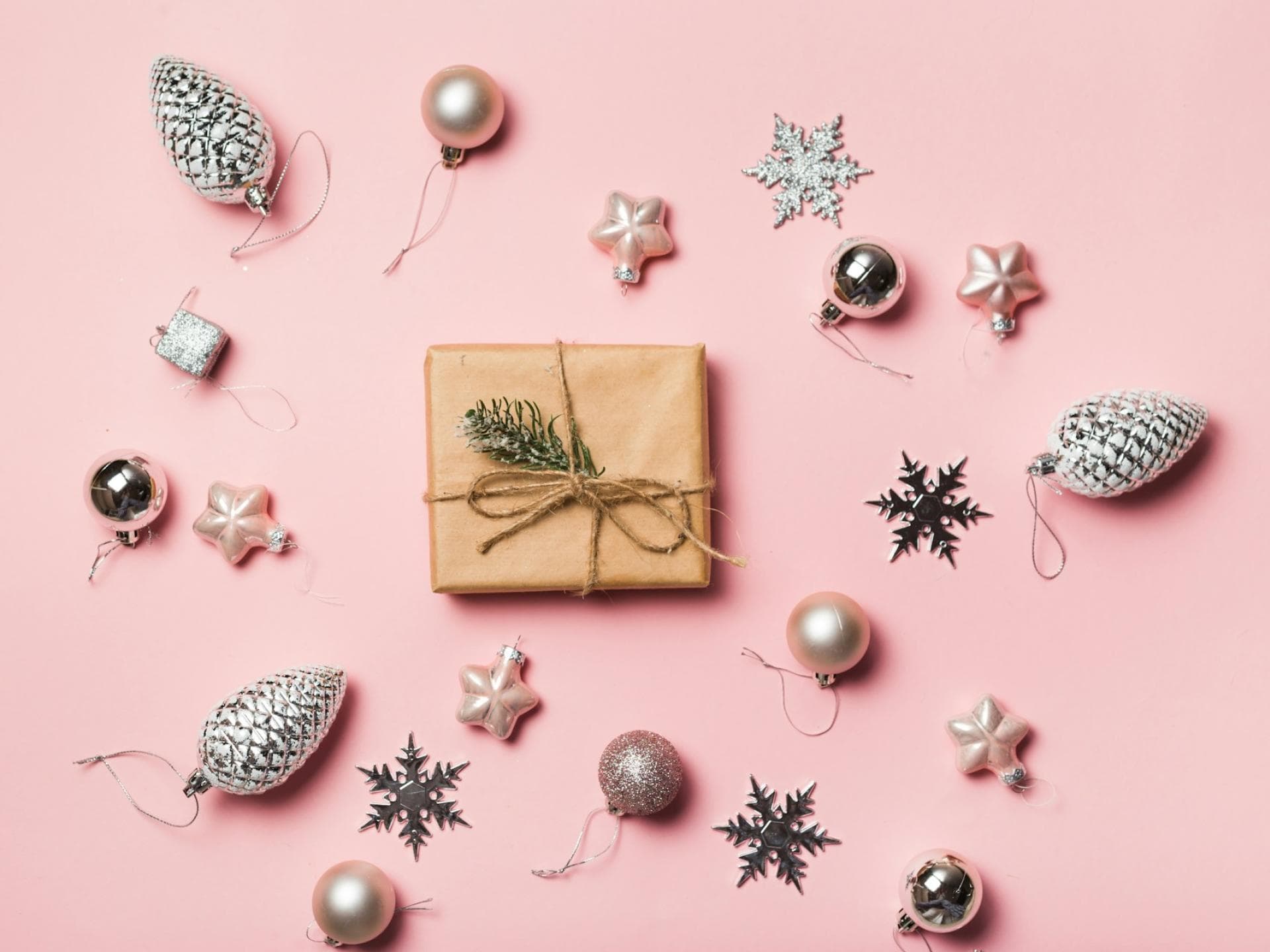 Vor Weihnachten sind viele auf der Suche nach passenden Geschenken. Geschenk mit Weihnachtsbaumschmuck drum herum