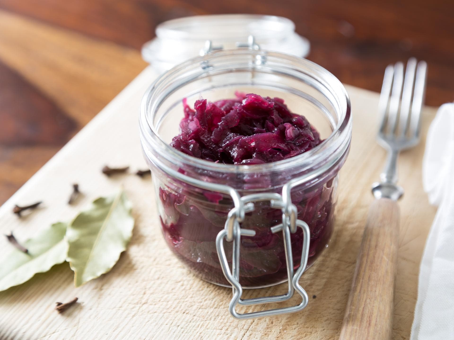 Rotkohl aus dem Glas verwenden viele für Weihnachten. Rotkohl im Glas mit offenem Deckel.