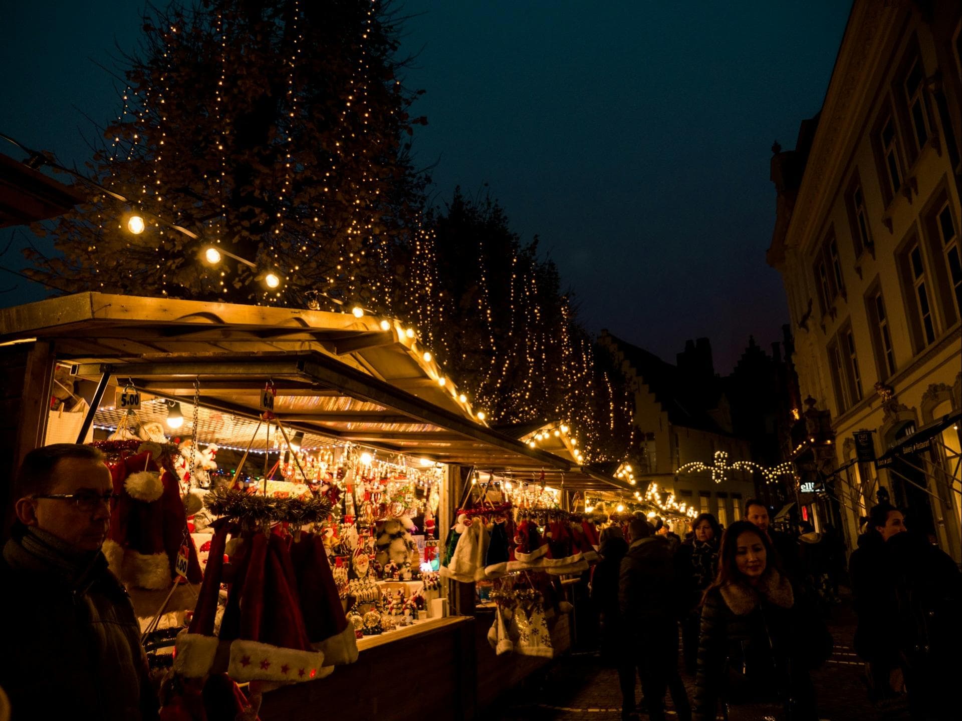 Der Besuch auf dem Weihnachtsmarkt gehört für viele dazu. Weihnachtsmarkt mit beleuchteten Geschäften