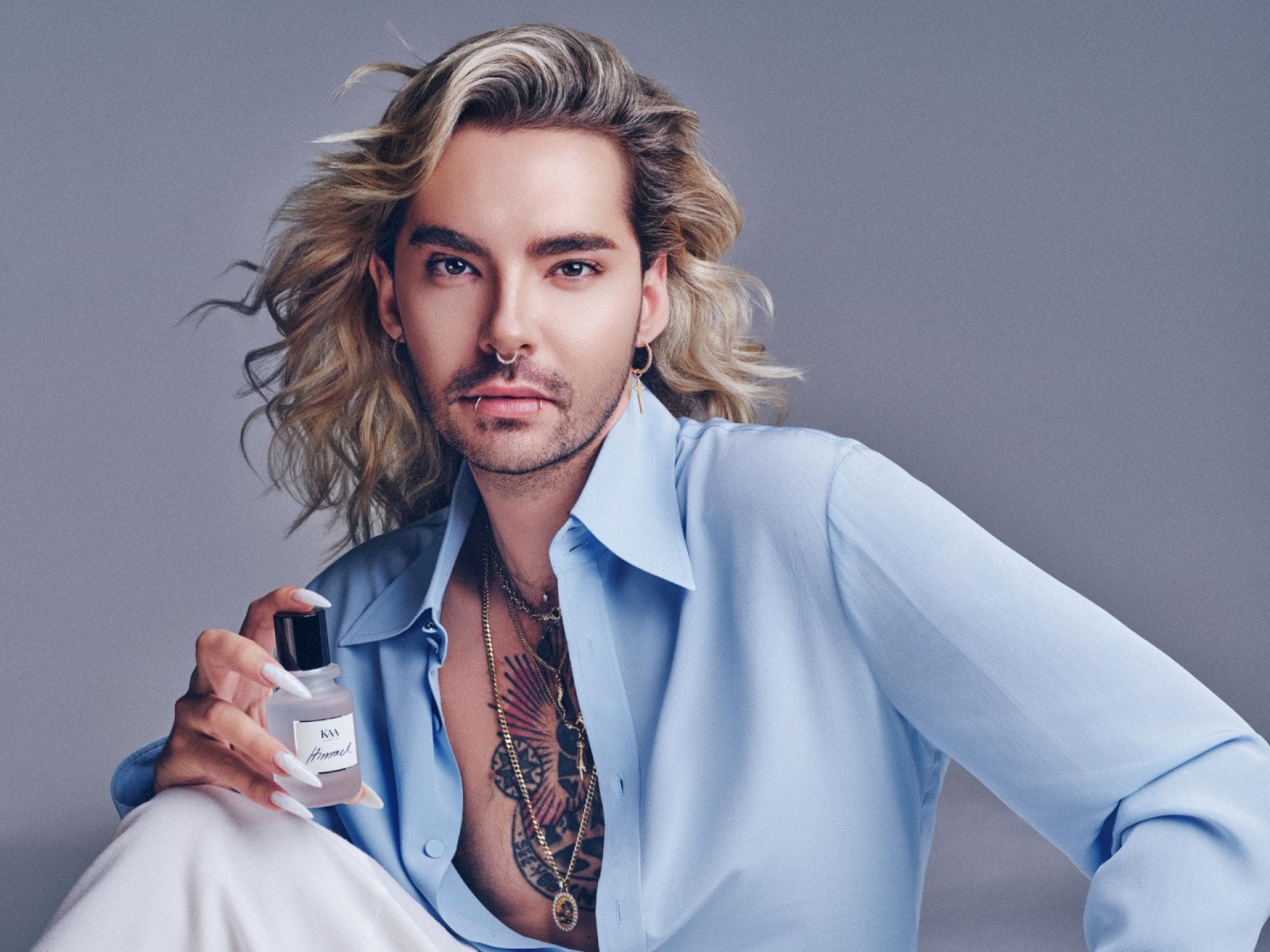 Bill Kaulitz hat im November 2024 seinen ersten Duft gelauncht. Bill Kaulitz mit seinem Parfum Himmel in der Hand.
