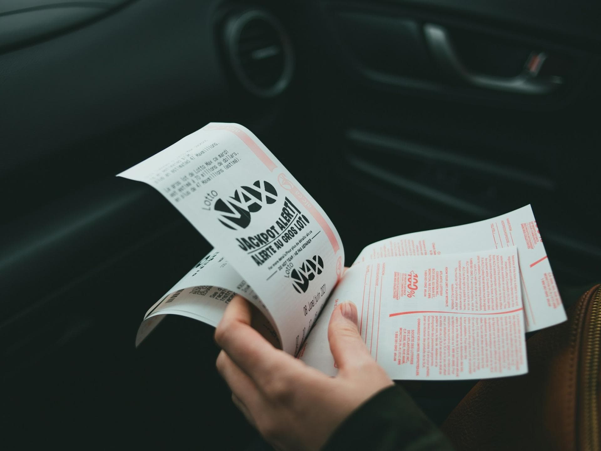 Lotto ist ein beliebtes Glücksspiel. Lottoscheine in der Hand.