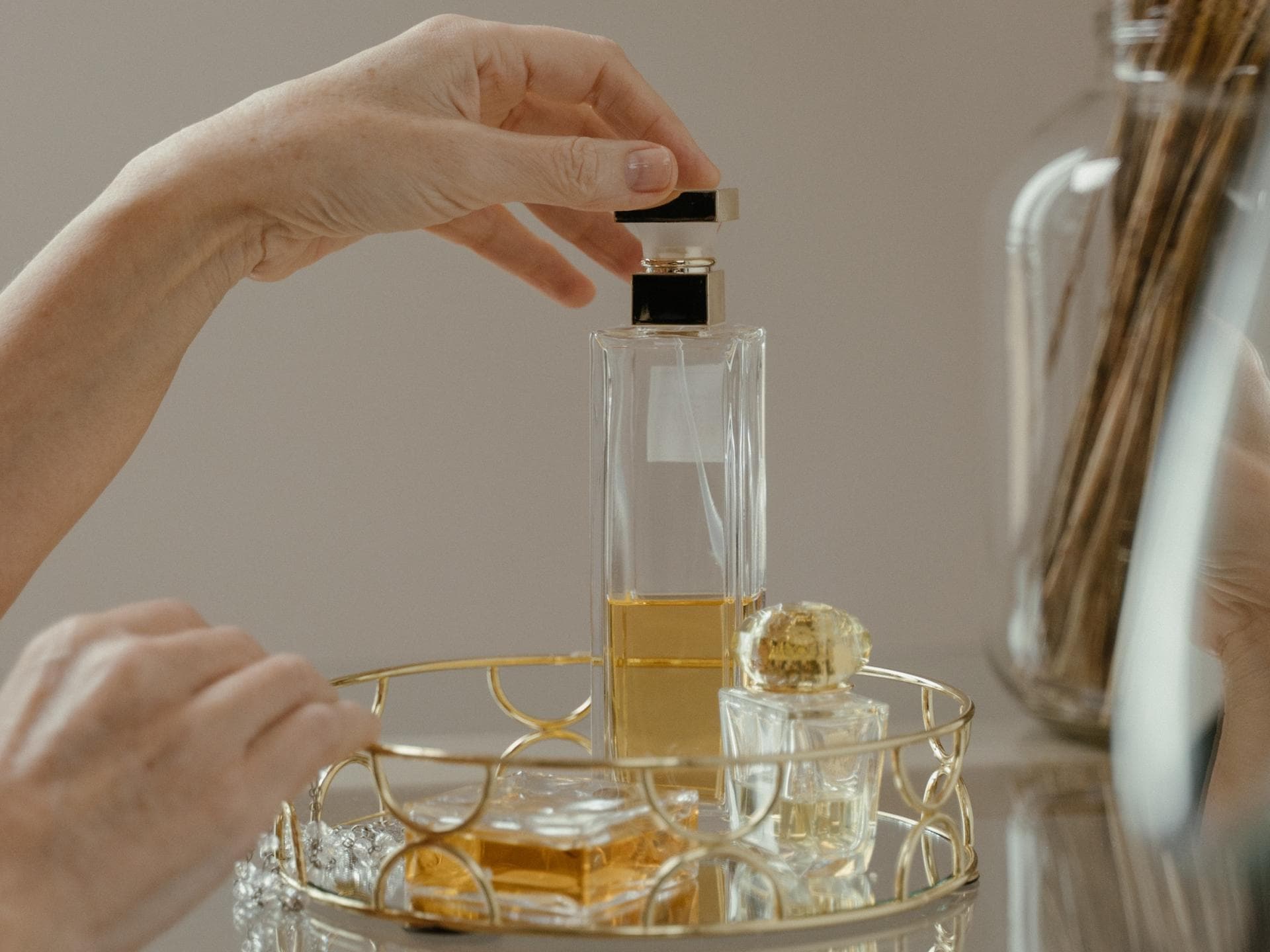 Parfum darf im Alltag nicht fehlen. Parfum-Flakon steht auf einem Tablett