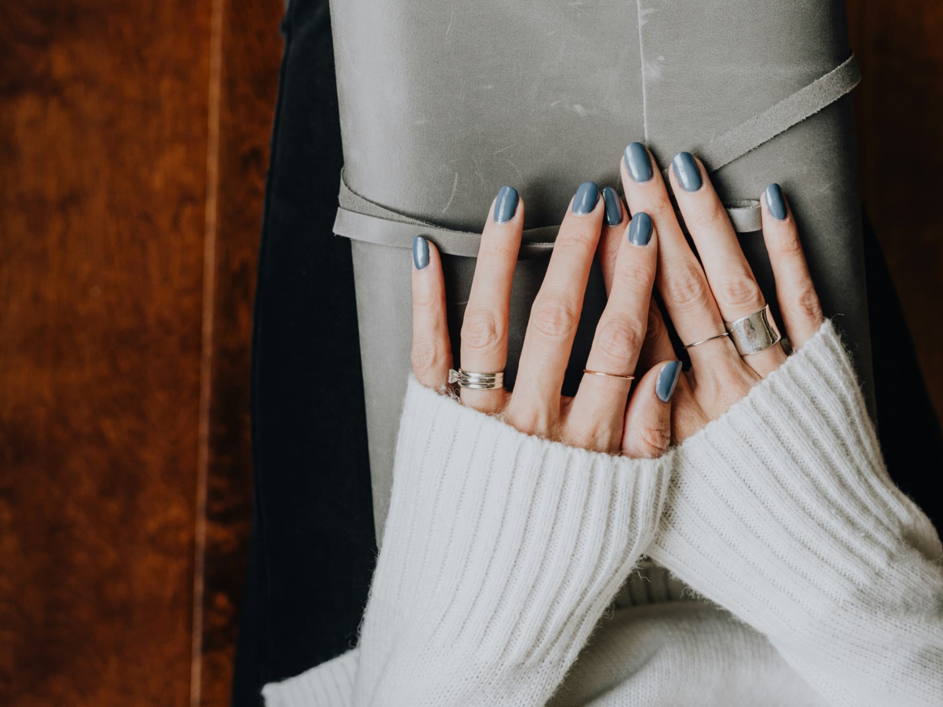 Das sind die schönsten Nagellack-Trends für kurze Nägel. Frau mit Nagellack